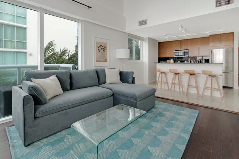 Rent Apartment Red-Brown Lily Miami Beach