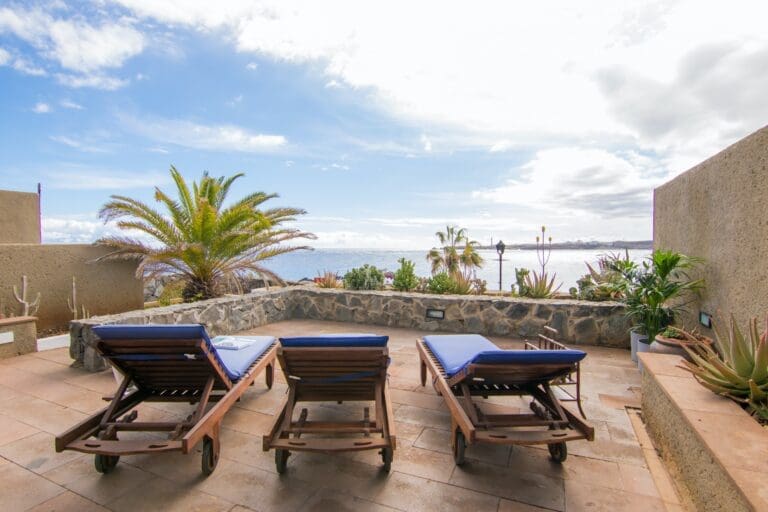 Rent Villa Claret Whitewood Spain