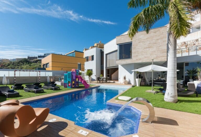 Rent Villa Firebrick Redbud Spain