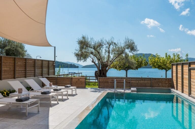 Rent Villa Gleaming Aureolin Greece