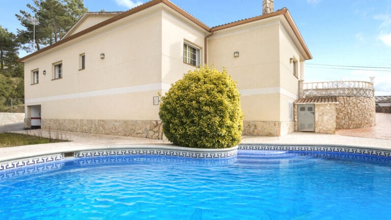 Casa Vidreres Spain