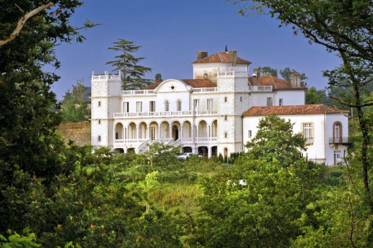 Rent Holiday Château De Castet – A Luxury Hilltop Château Retreat in Aquitaine, South-West France