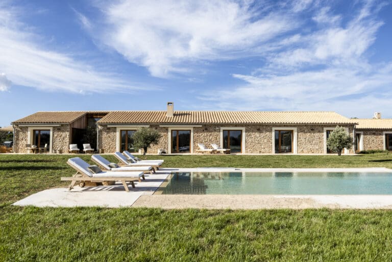 Rent Deluxe Azul Molla Spain