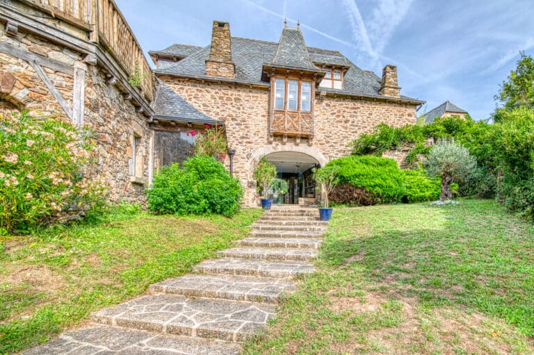 Rent Chateau De Lavezon France