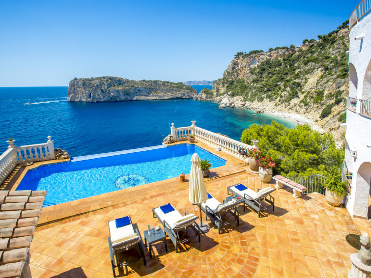 Villa El Paraiso: Stunning Seaside Retreat at Ambolo Beach