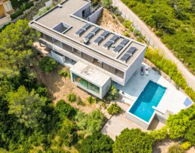 Contemporary Coastal Retreat: Your Perfect Holiday Villa Escape