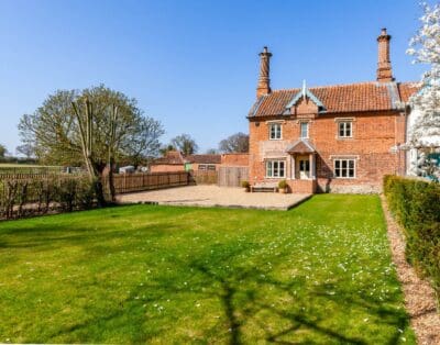 Luxury Willow Tree House Rental in the UK for Your Getaway