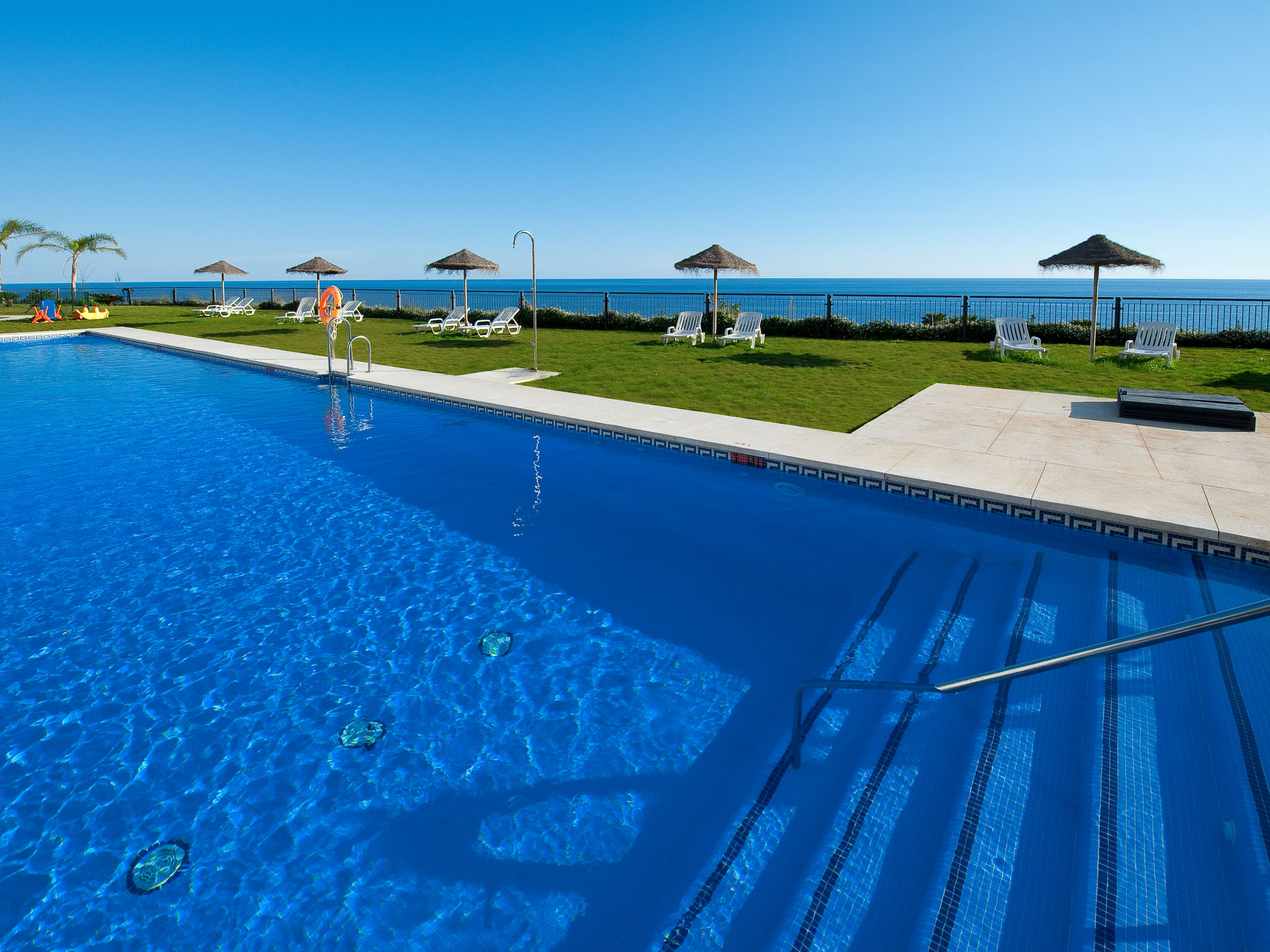 Apartamento Levante Torrox: Comfortable 1-Bedroom Apartment with Stunning Sea Views and Shared Pool