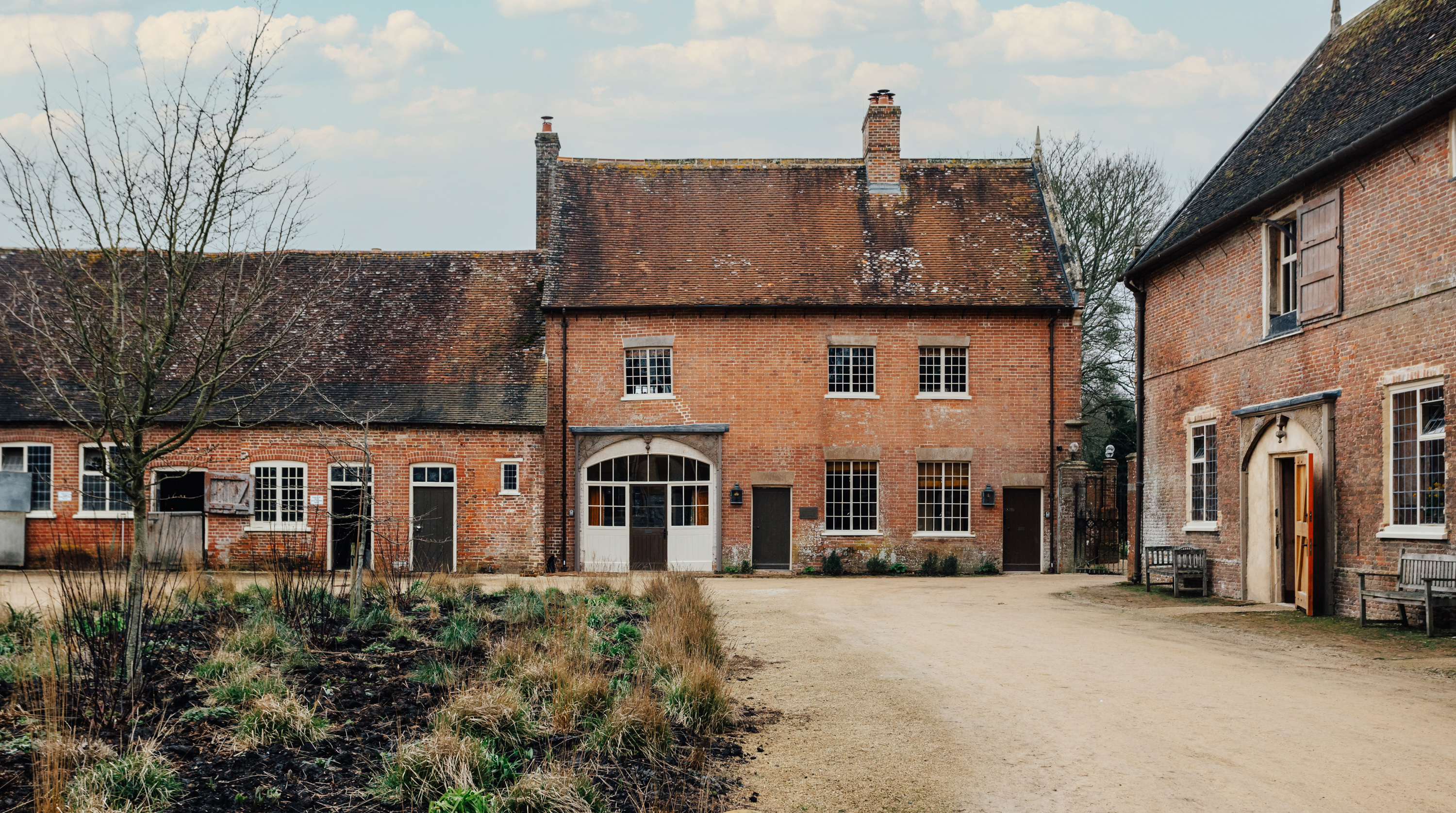 Apartment Fonthill Cranborne: Chic 2-Bedroom Apartment Rental with Family-Friendly Features in Cranborne Chase