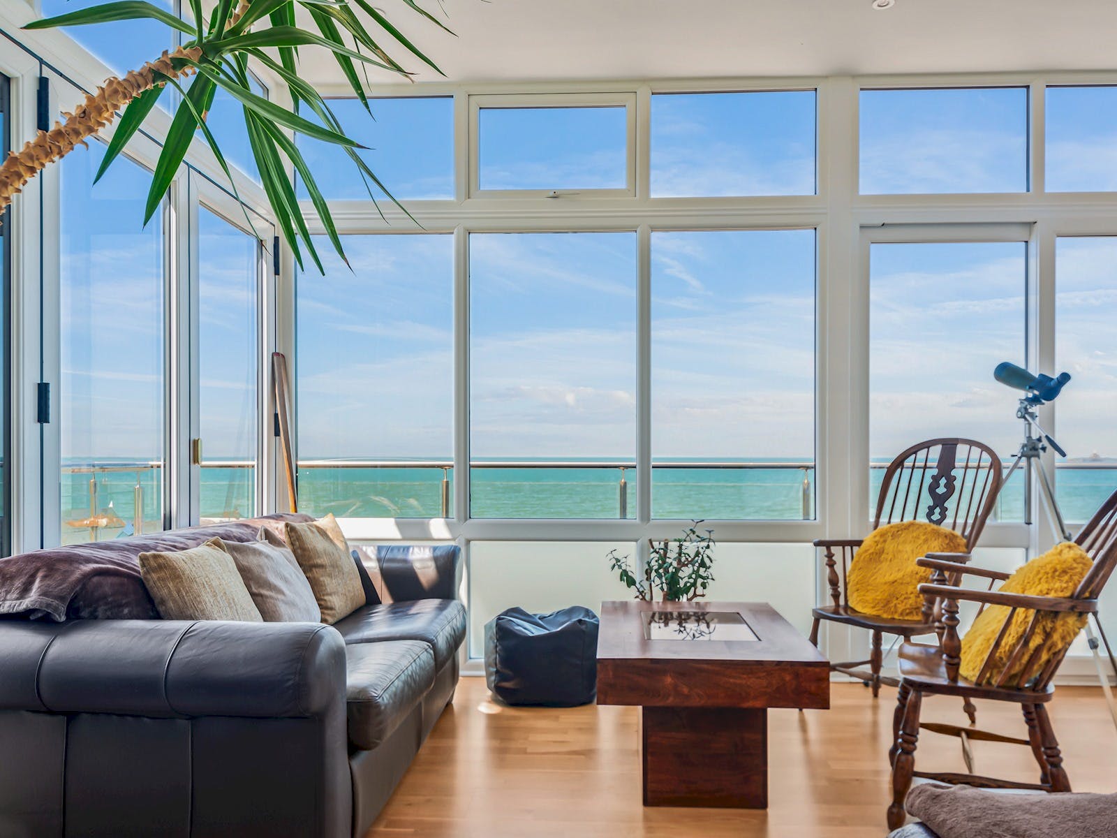 Apartment Gabbard Whitstable: Contemporary 3-Bedroom Beach Apartment with Seaviews, Whitstable