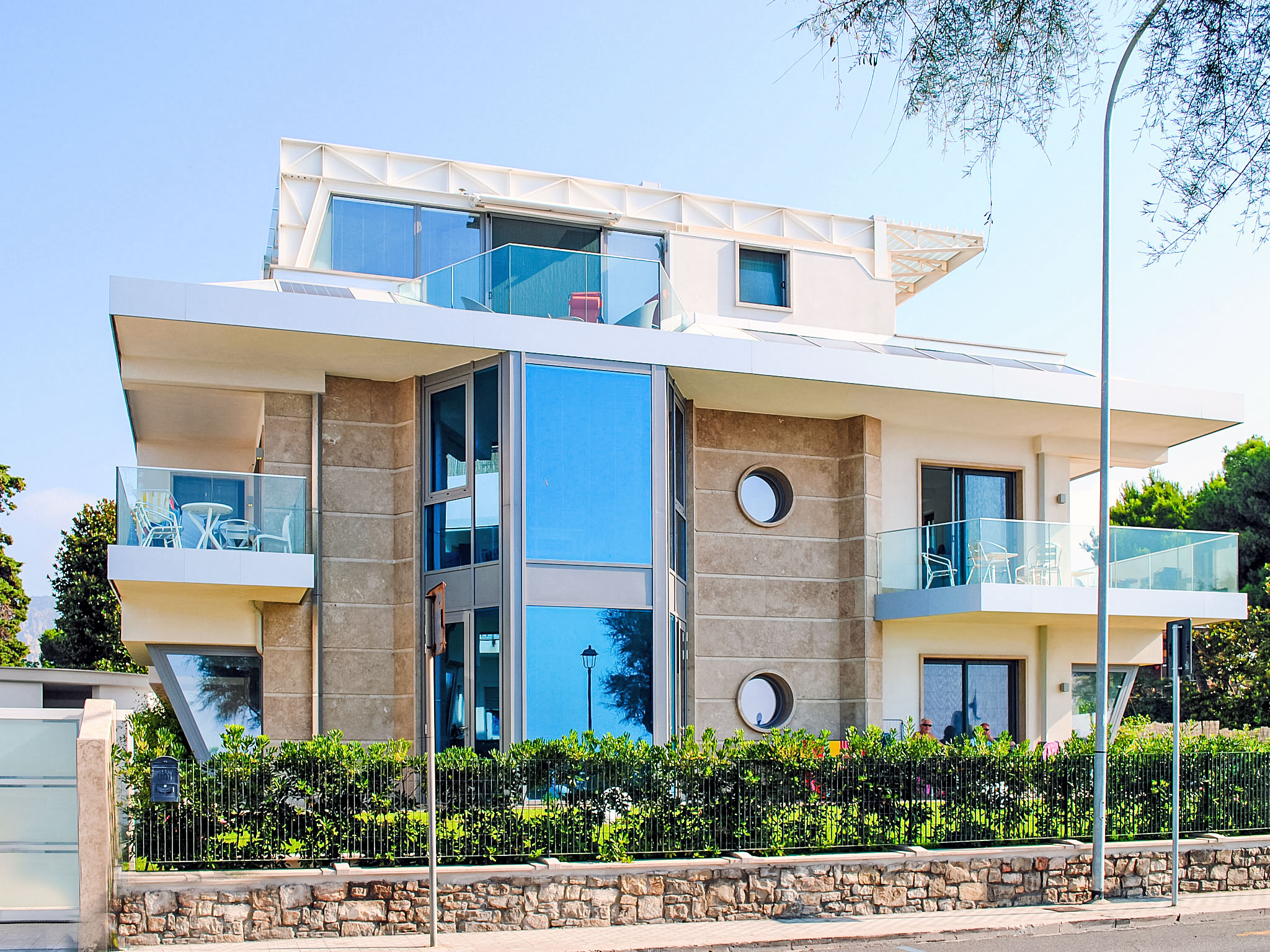 Appartamento Levante Terracina: Stunning 4-Bedroom Beachfront Apartment with Sea Views and Swimming Pool in Historic Terracina