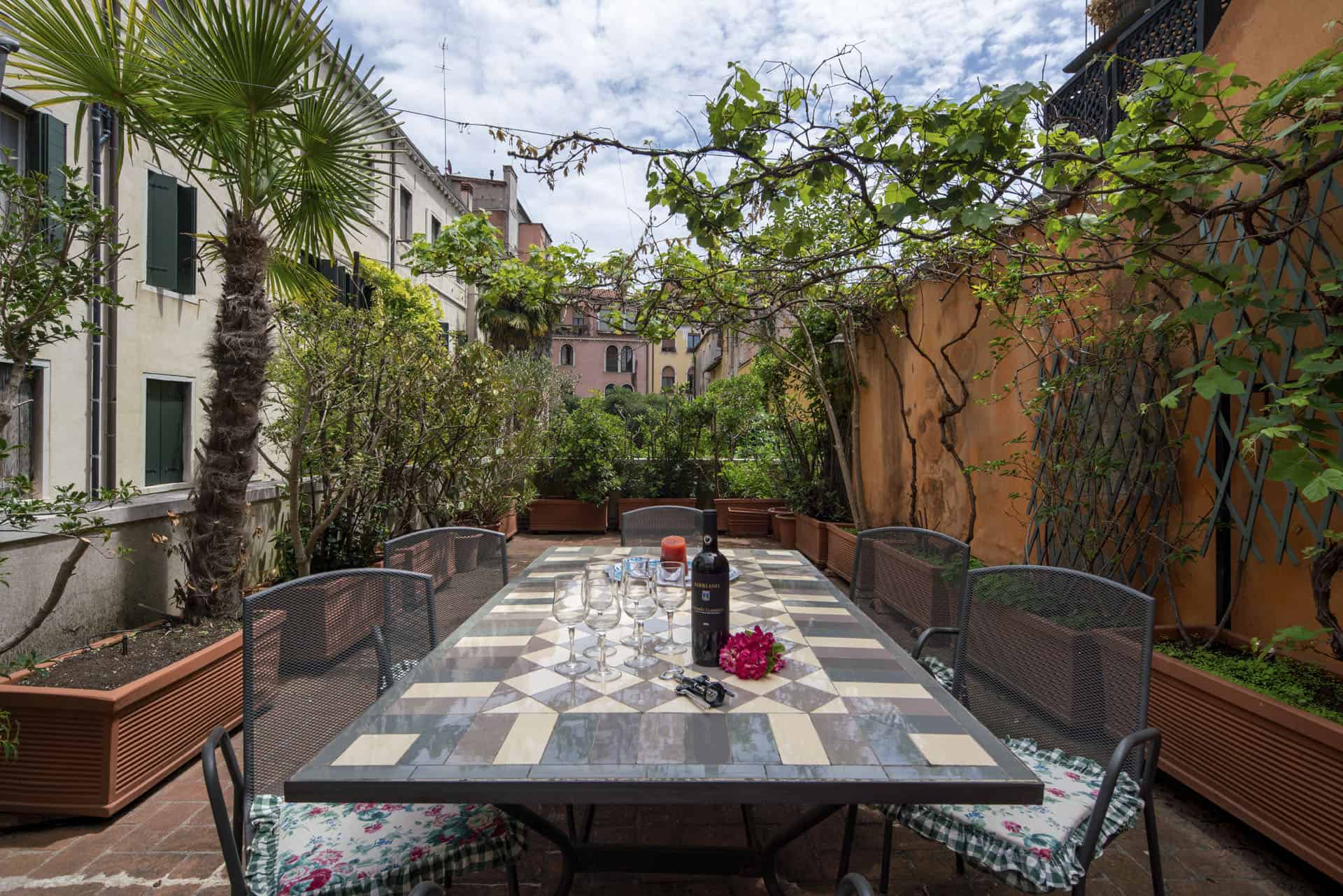 Casa Accademia Dorsoduro: Stylish 3-Bedroom Apartment Rental with Terraces in Dorsoduro, Venice