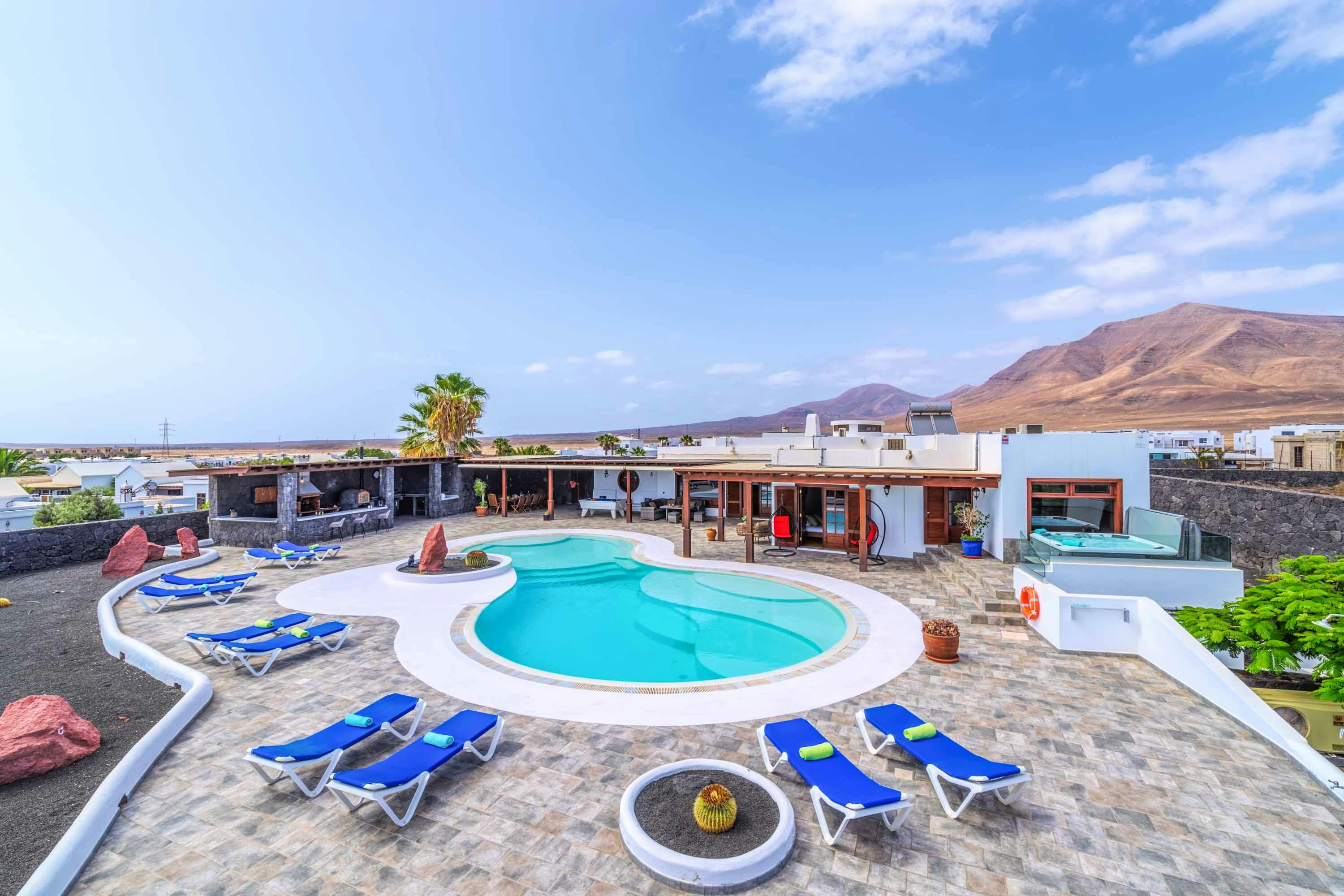Casa Ajache Las Palmas: Elegant 5-Bedroom Apartment with Pool and Seaview, Las Palmas