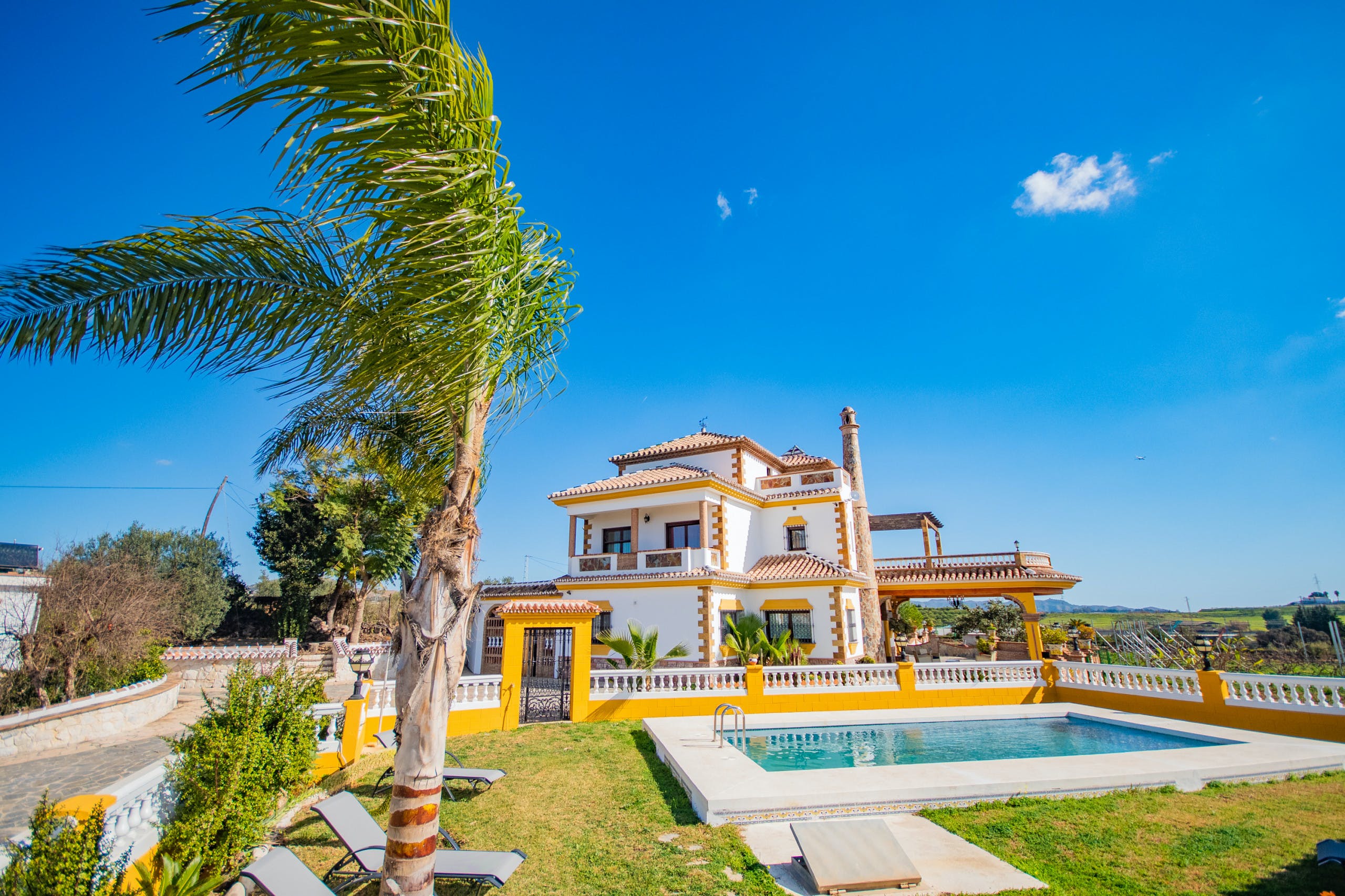 Casa Alhaurín Valle: Spacious 5-Bedroom Apartment with Seaview and Pool, Malaga Region