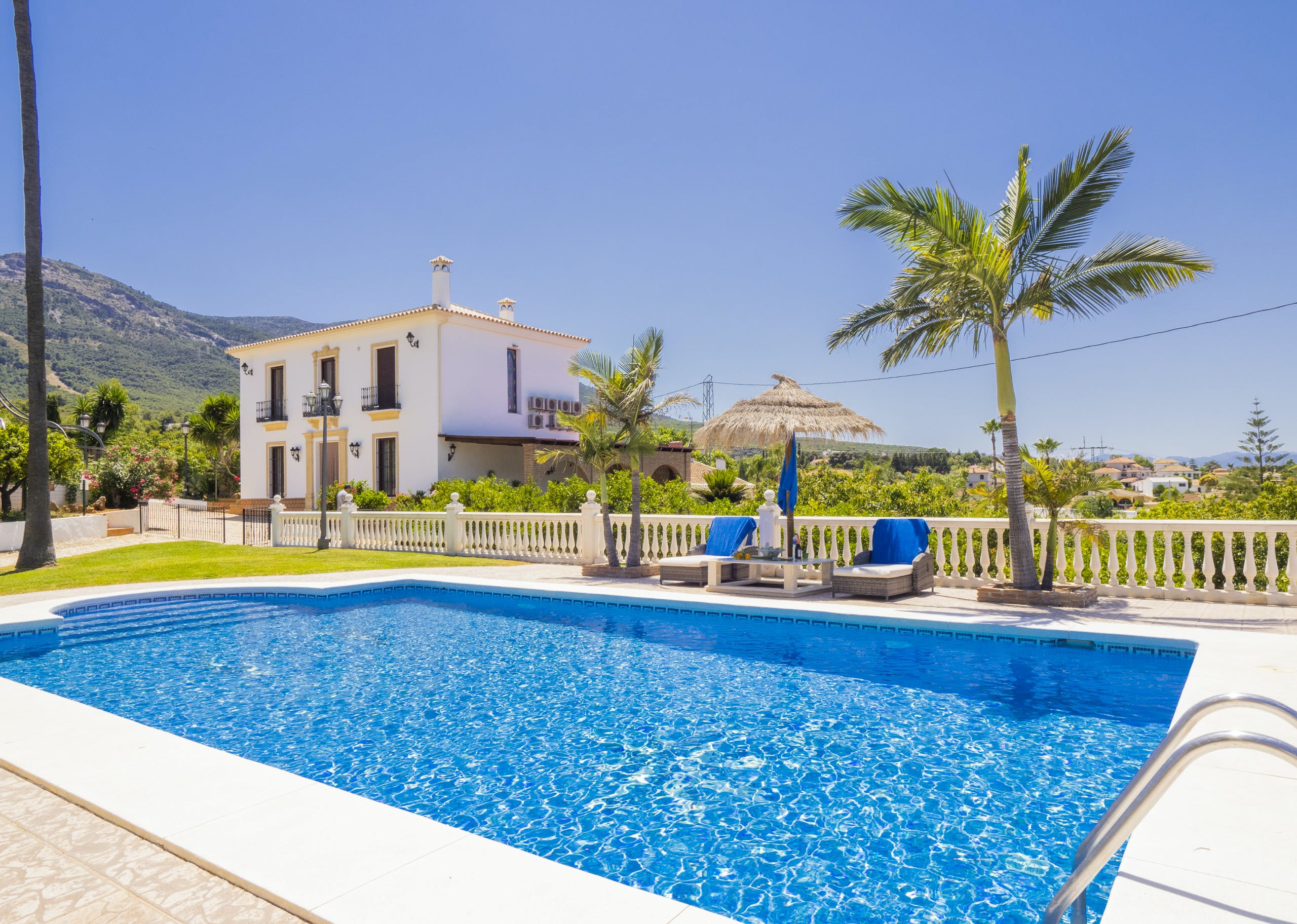 Casa Almendro Alhaurin: Luxury 5-Bedroom Apartment with Seaview and Pool, Valle del Guadalhorce