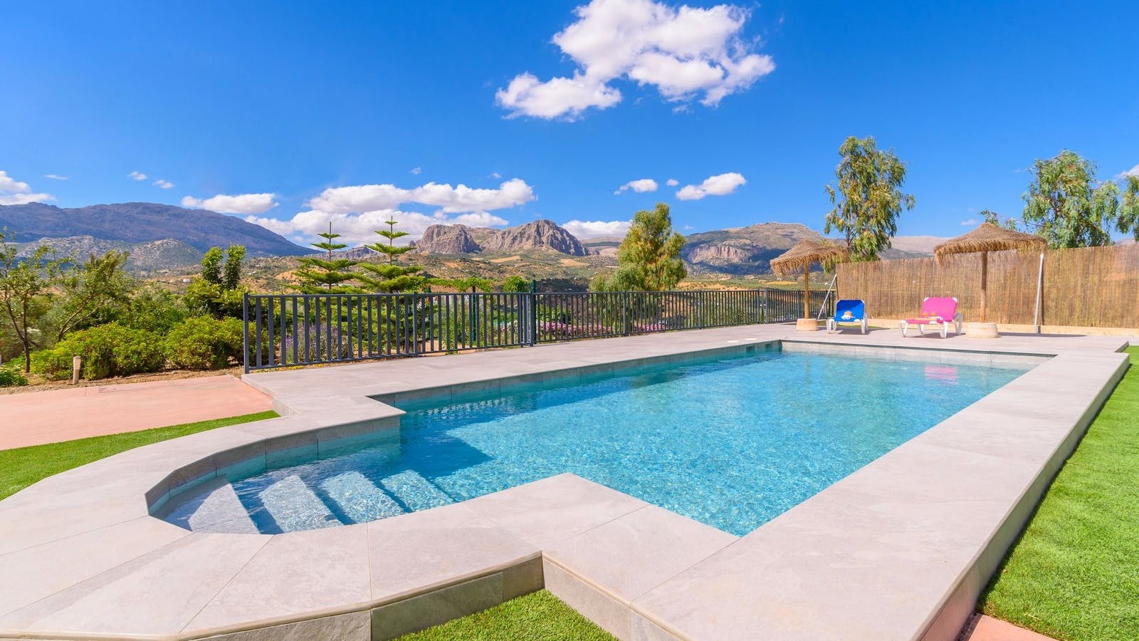 Casa Almijara Axarquia: Spacious 6-Bedroom Apartment with Pool, Near Beach, Axarquia