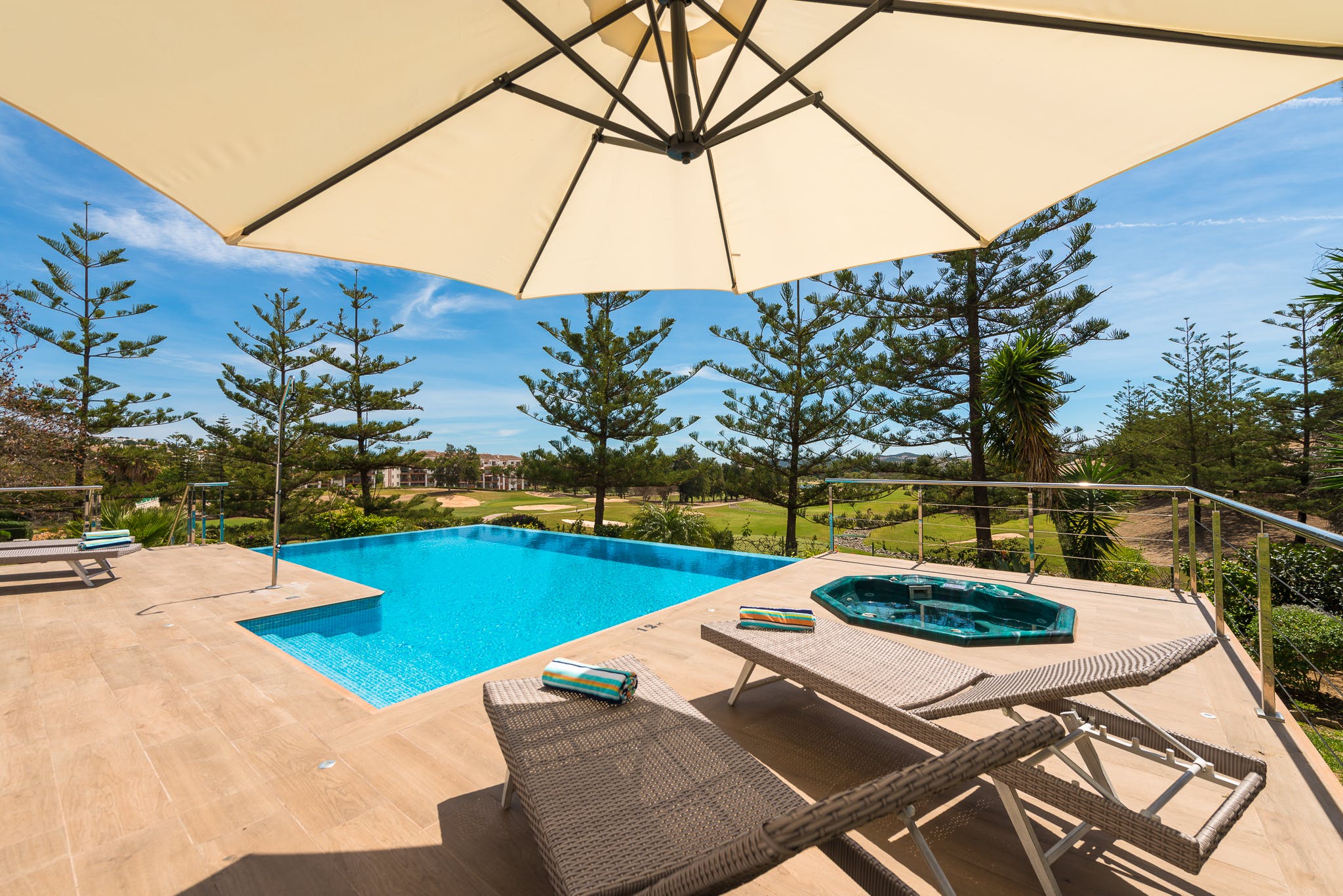 Casa Almijara Fuengirola: Spacious 6-Bedroom Apartment with Infinity Pool, Fuengirola