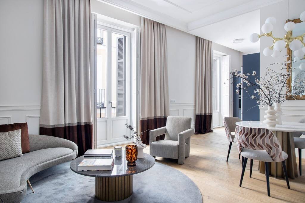 Casa Almudena Lavapiés: Luxury 2-Bedroom Apartment with Gym and Pool Access, Madrid