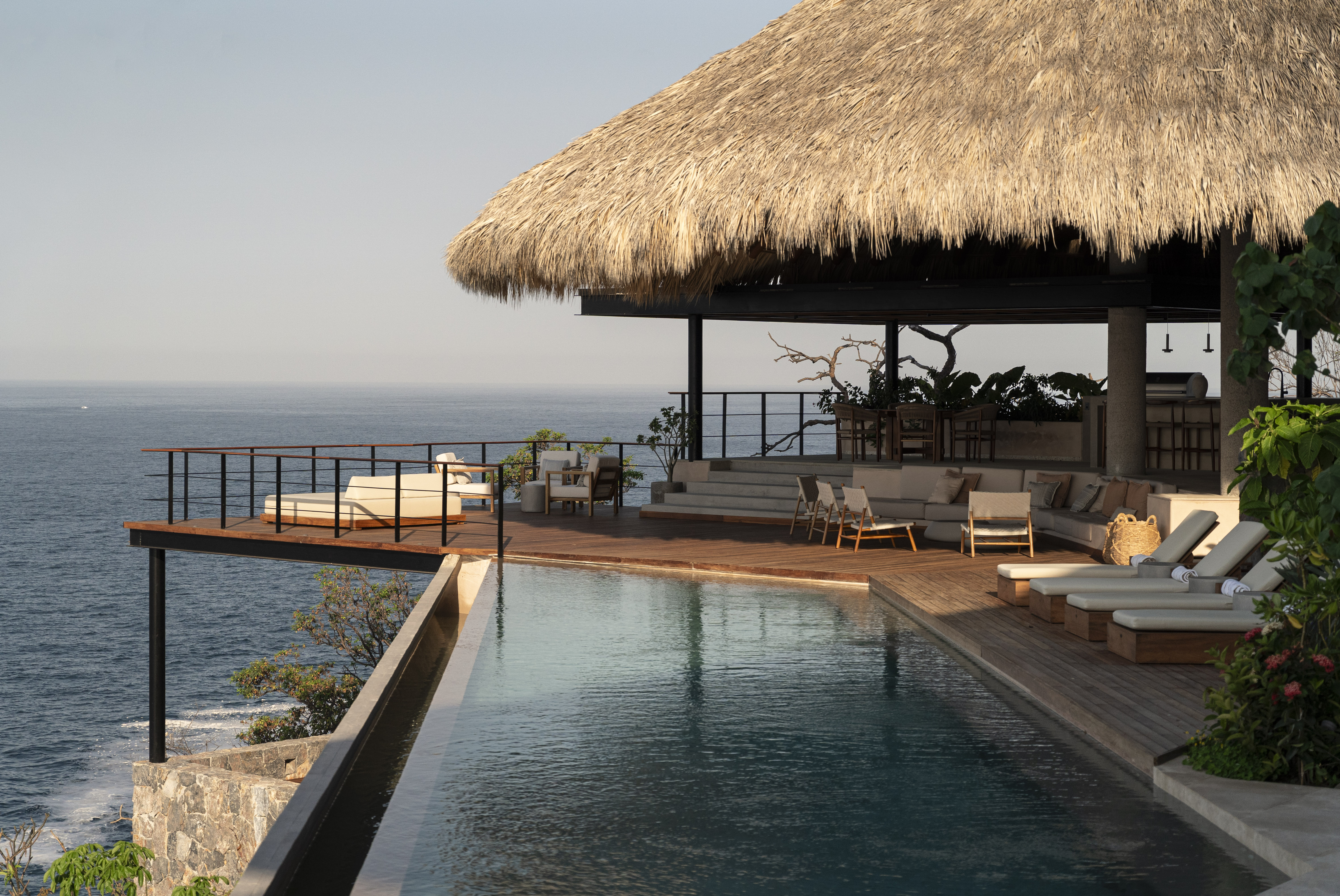 Casa Amatepec Zihuatanejo: Spacious 6-Bedroom Apartment with Infinity Pool and Sea Views, Guerrero