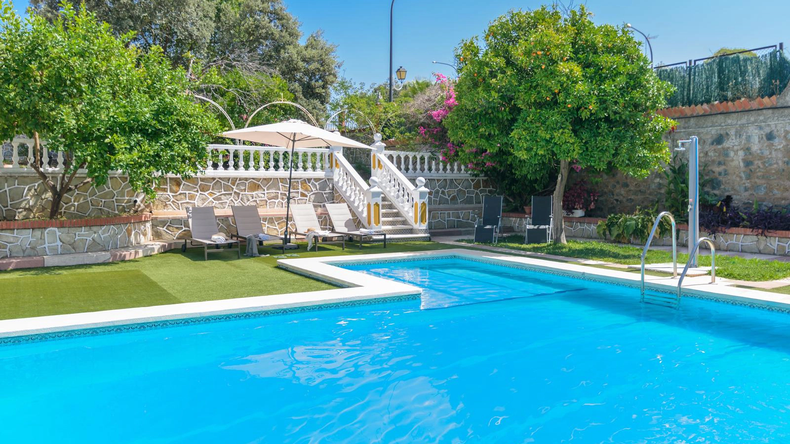 Casa Azahar Centro: Elegant 4-Bedroom Apartment with Pool and BBQ, Sevilla Centro