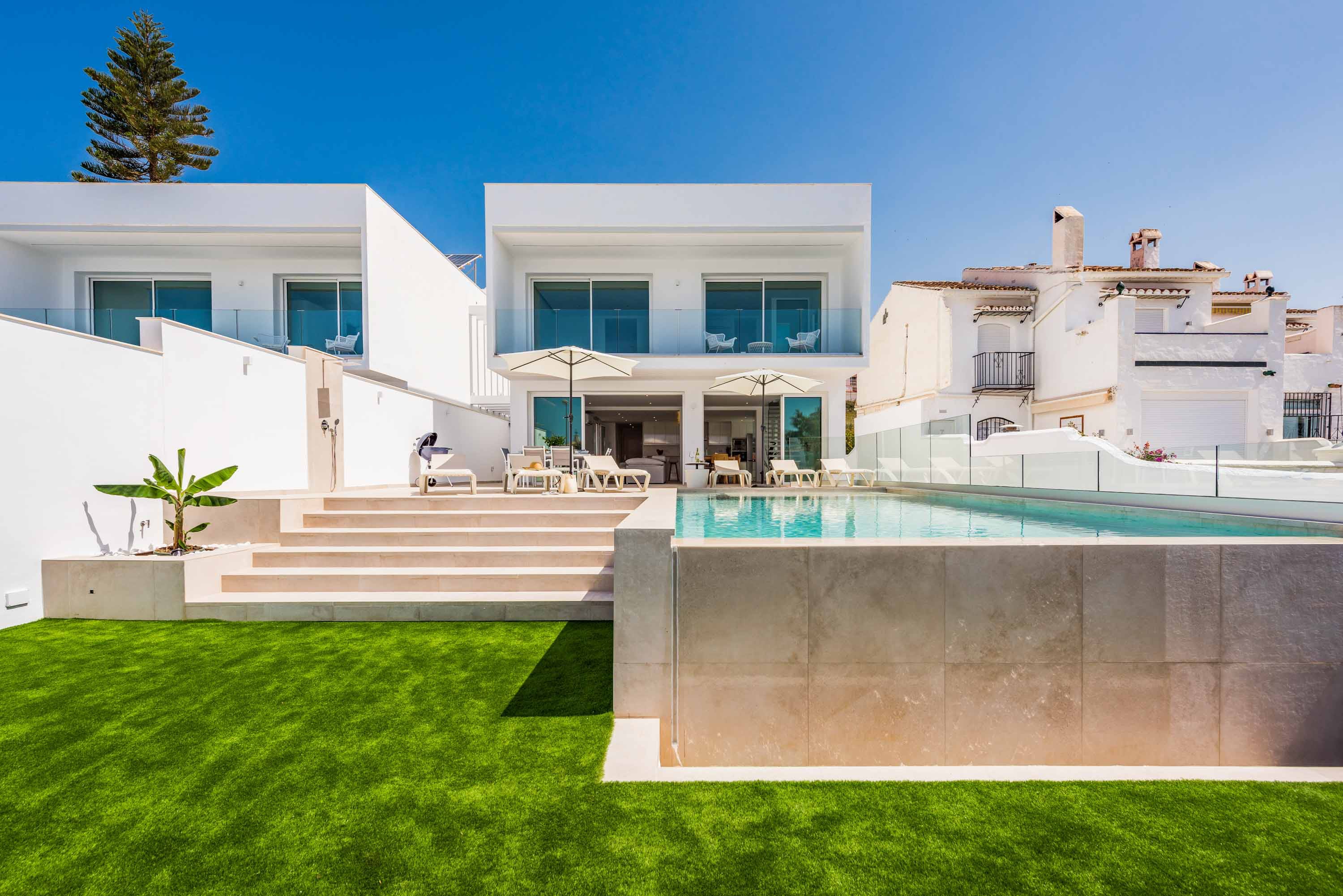 Casa Balcón Nerja: Luxury 4-Bedroom Apartment with Infinity Pool and Sea Views, Nerja