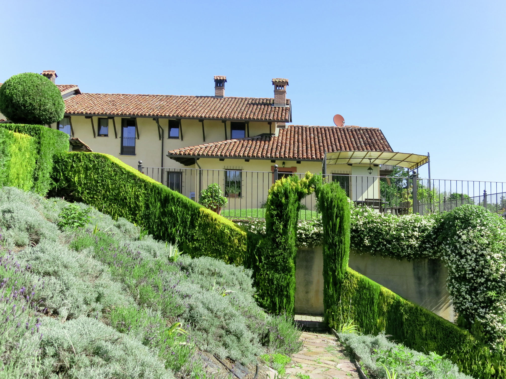 Casa Barbaresco Narzole: Spectacular 7-Bedroom Luxury Holiday Home with Pool in Piemonte Countryside Italy