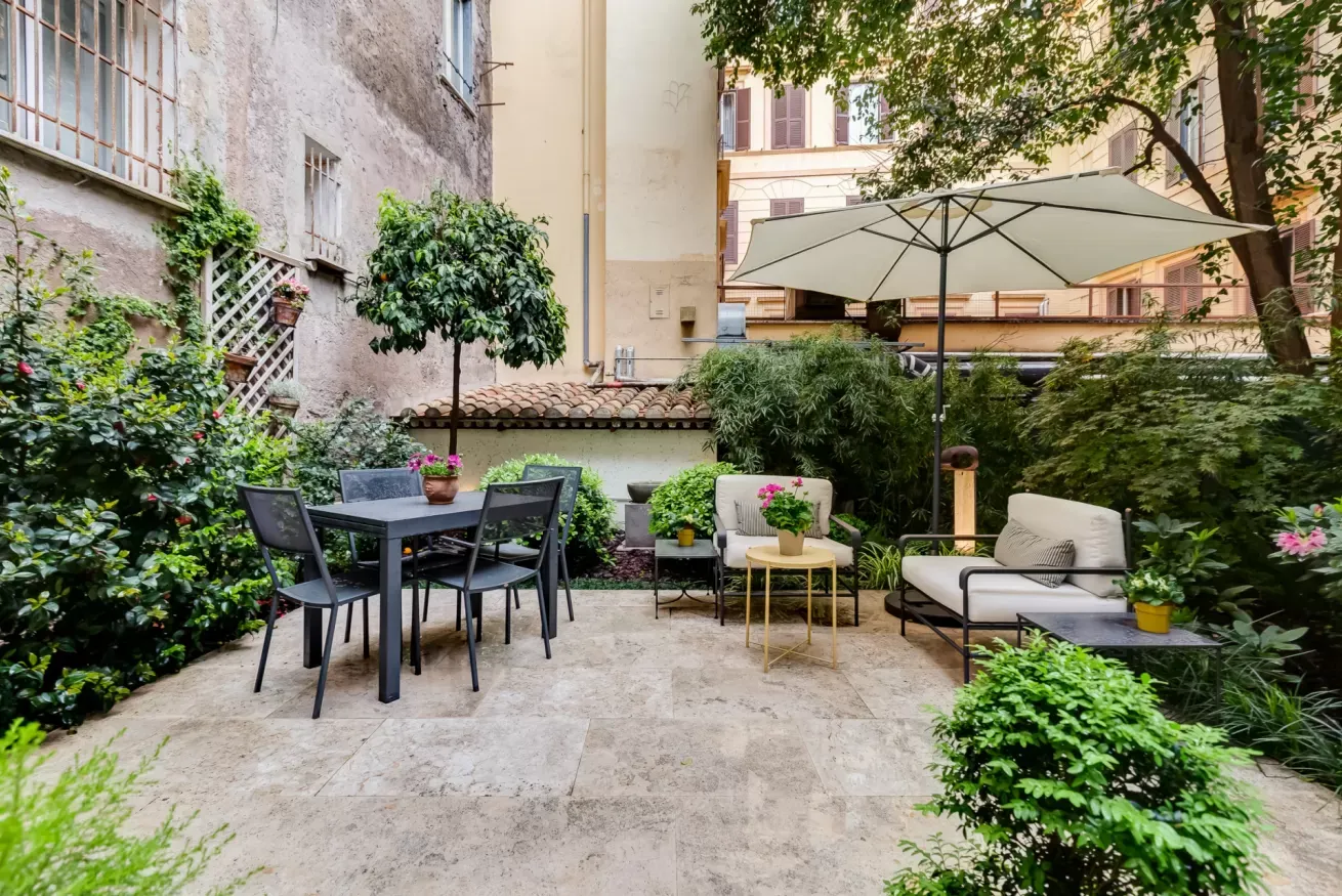 Casa Barberini Spagna: Charming 2-Bedroom Apartment Rental with Terrace and Air-Con, Rome Spagna