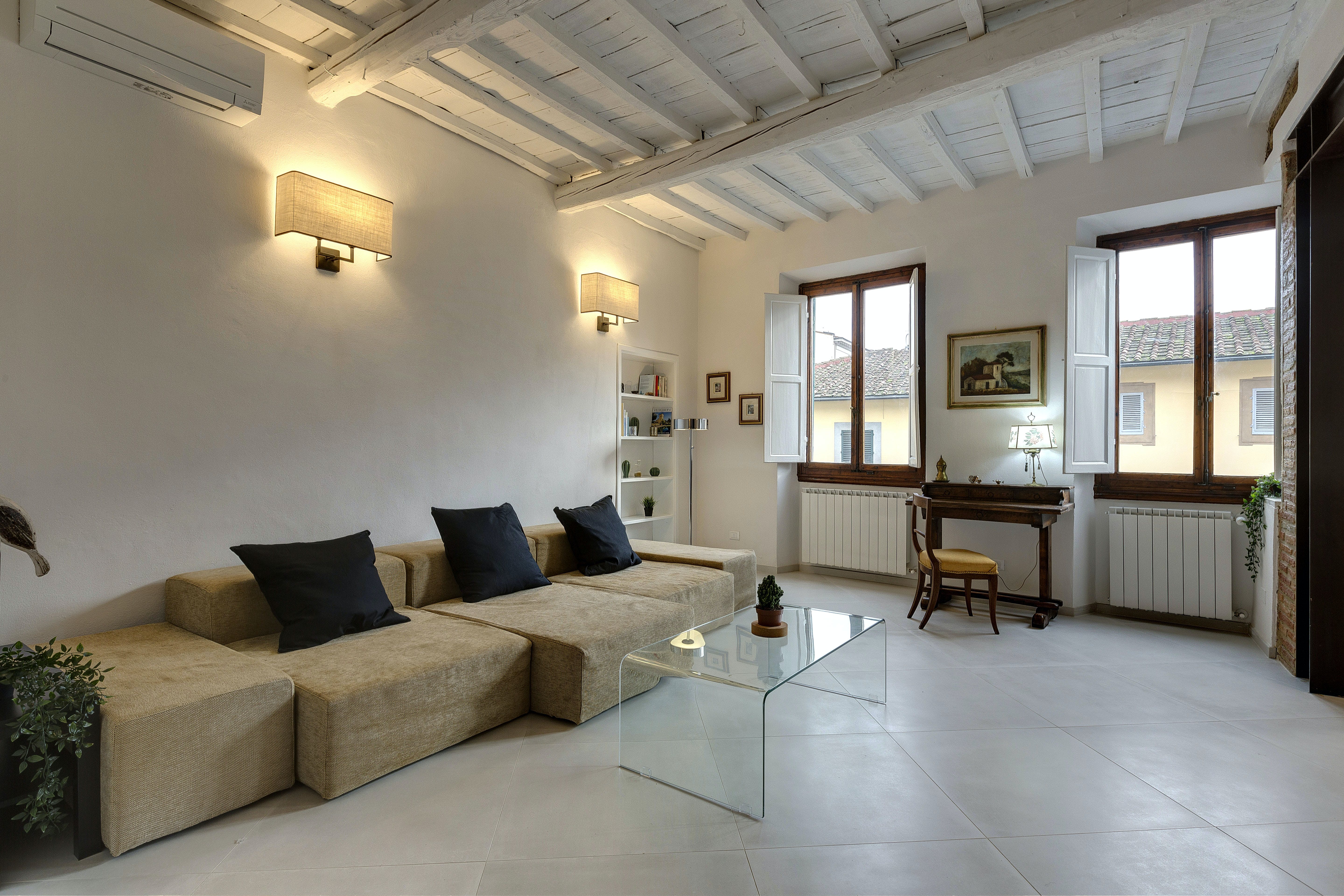 Casa Buontalenti Pitti: Elegant 3-Bedroom Apartment Rental with Air-Con in Pitti Florence