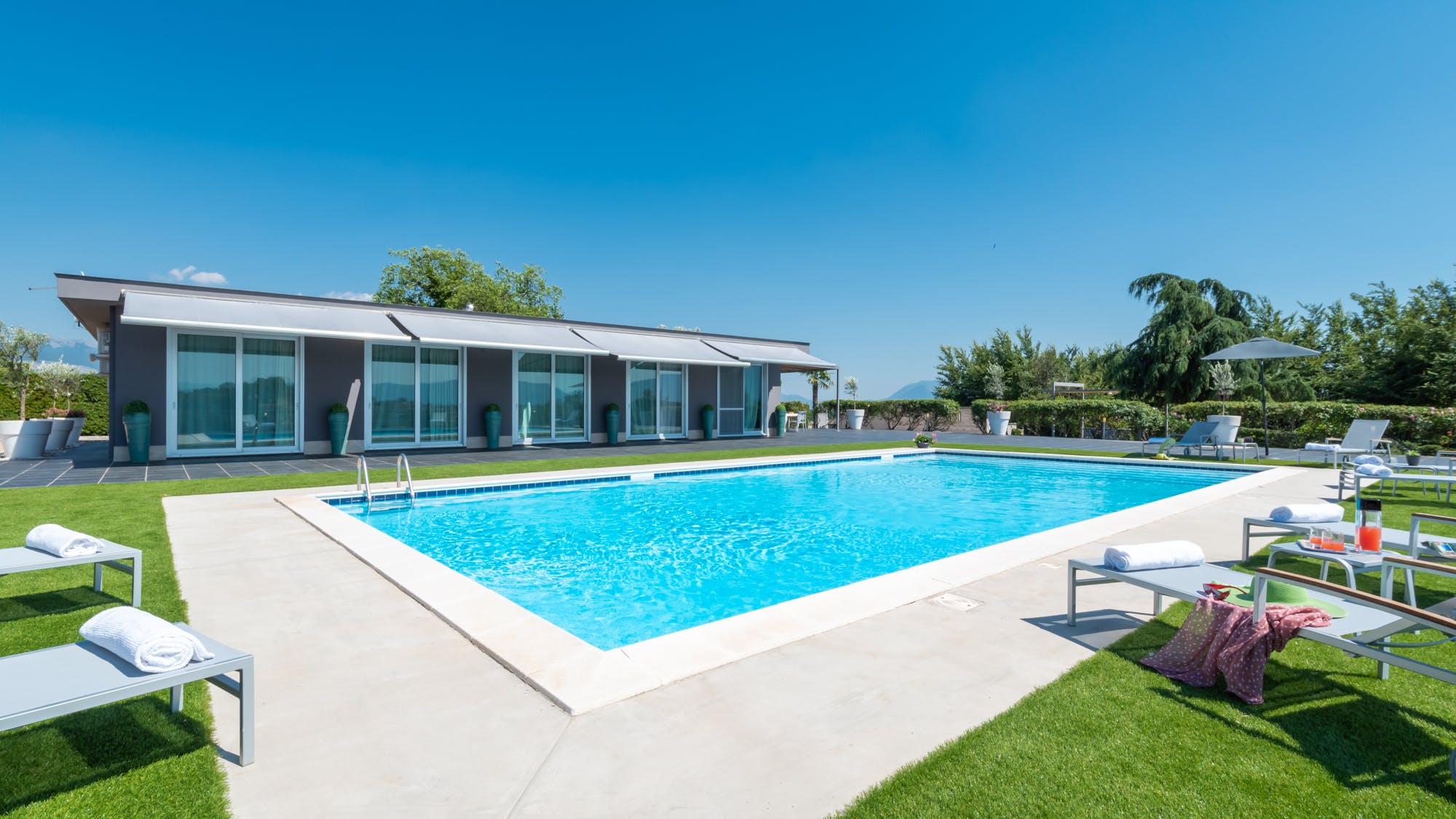 Casa Canale Roma: Luxury 4-Bedroom Apartment with Pool and Air-Con, Lazio