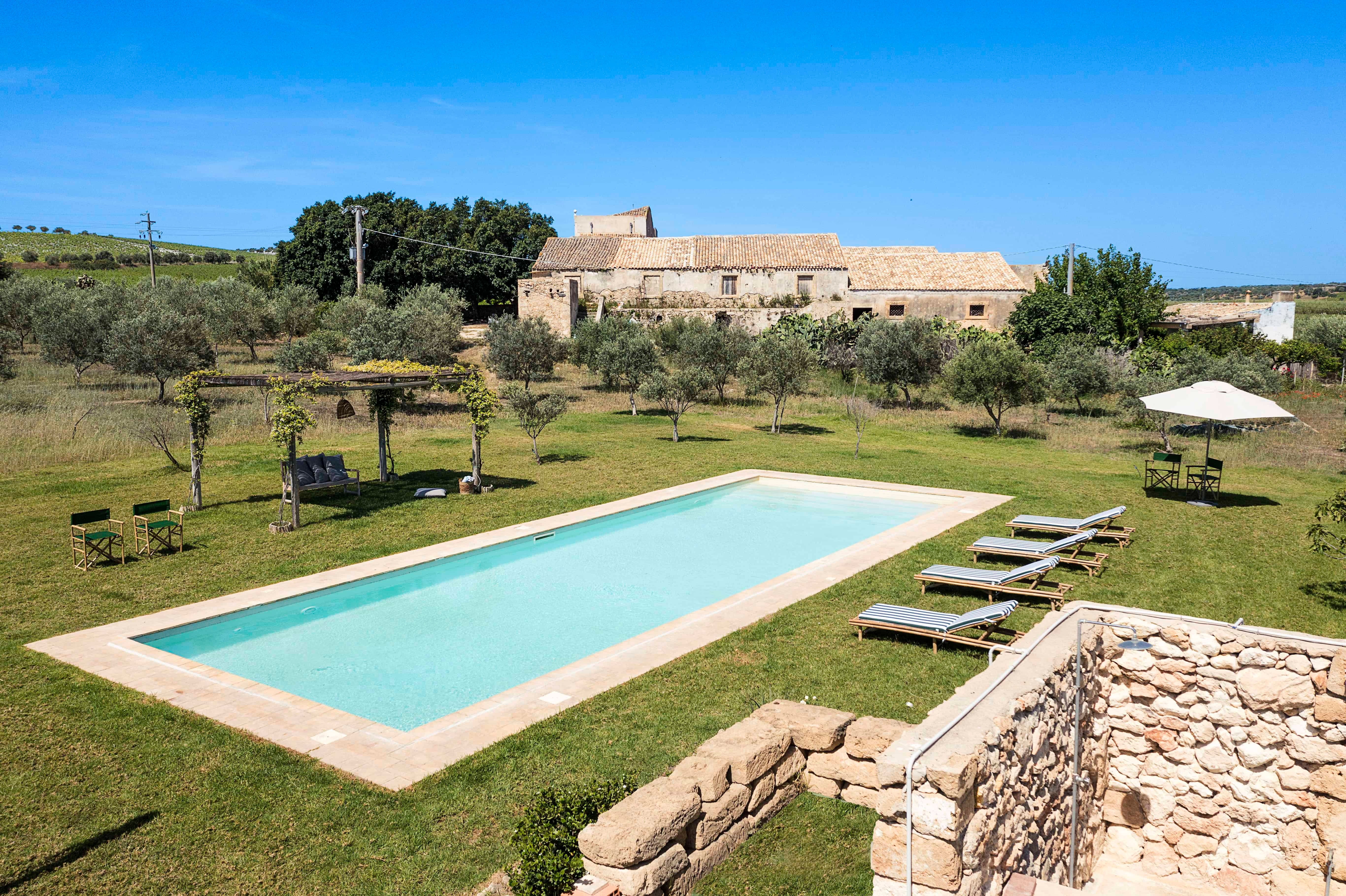 Casa Carrubo Noto: Spacious 5-Bedroom Apartment with Pool, Val di Noto, Sicily