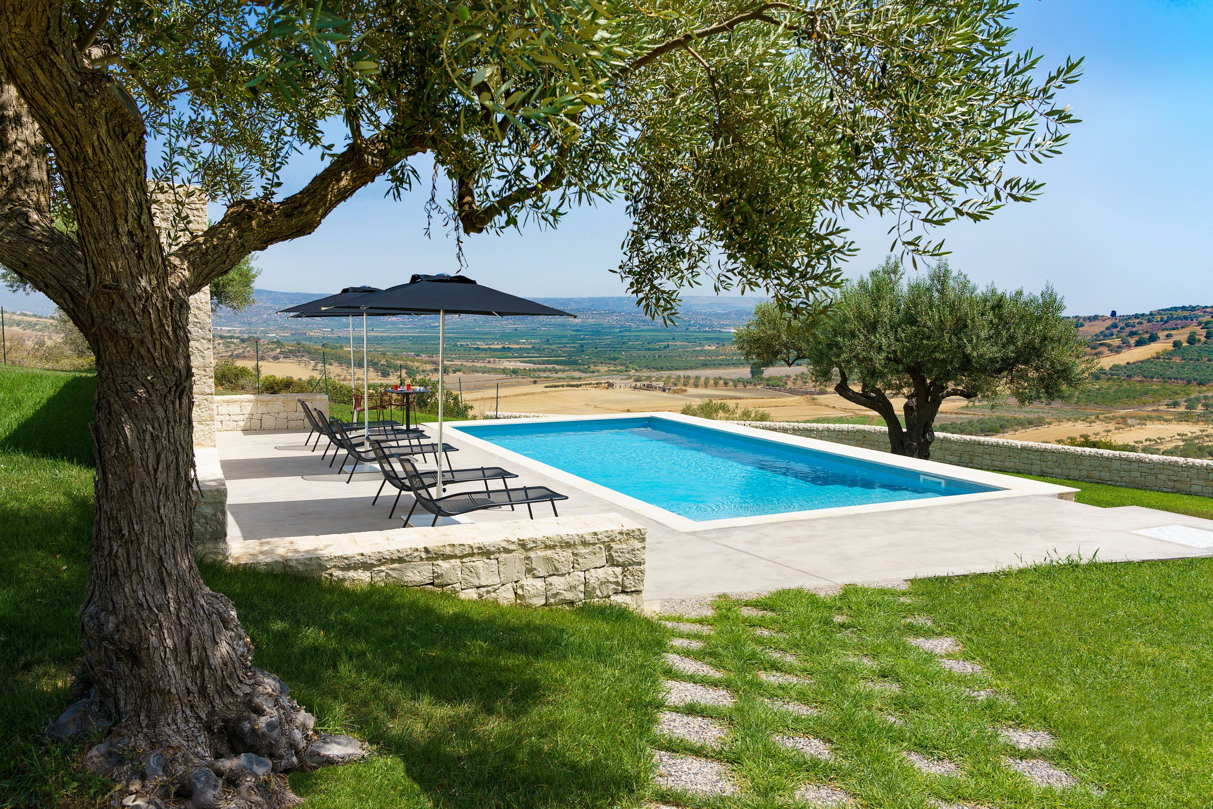 Casa Carrubo Noto Val di Noto 5: Luxury 3-Bedroom Apartment with Seaview and Pool, Val di Noto