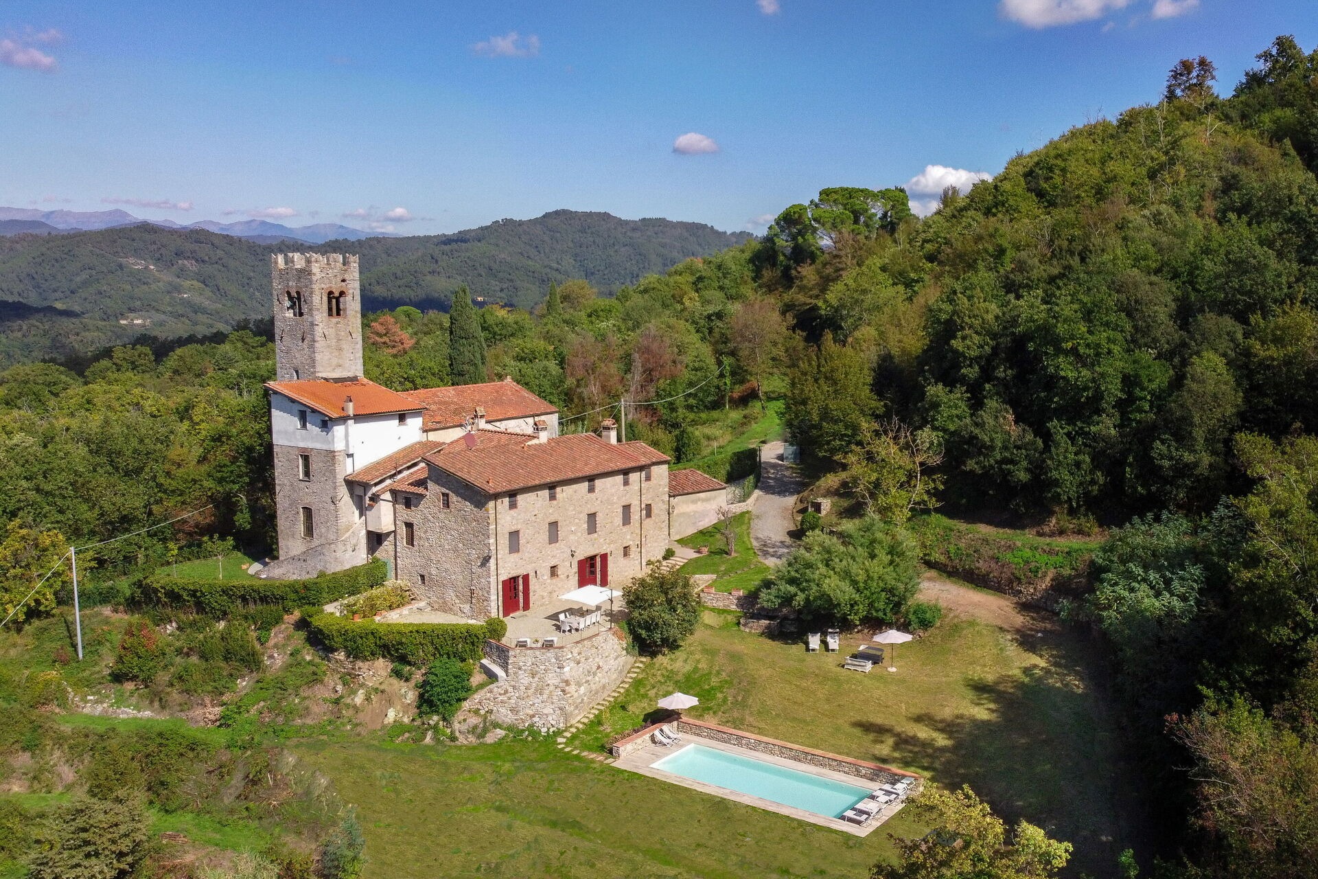 Casa Castellina Lucca: Spacious 6-Bedroom Luxury Apartment with Pool in Lucca Countryside
