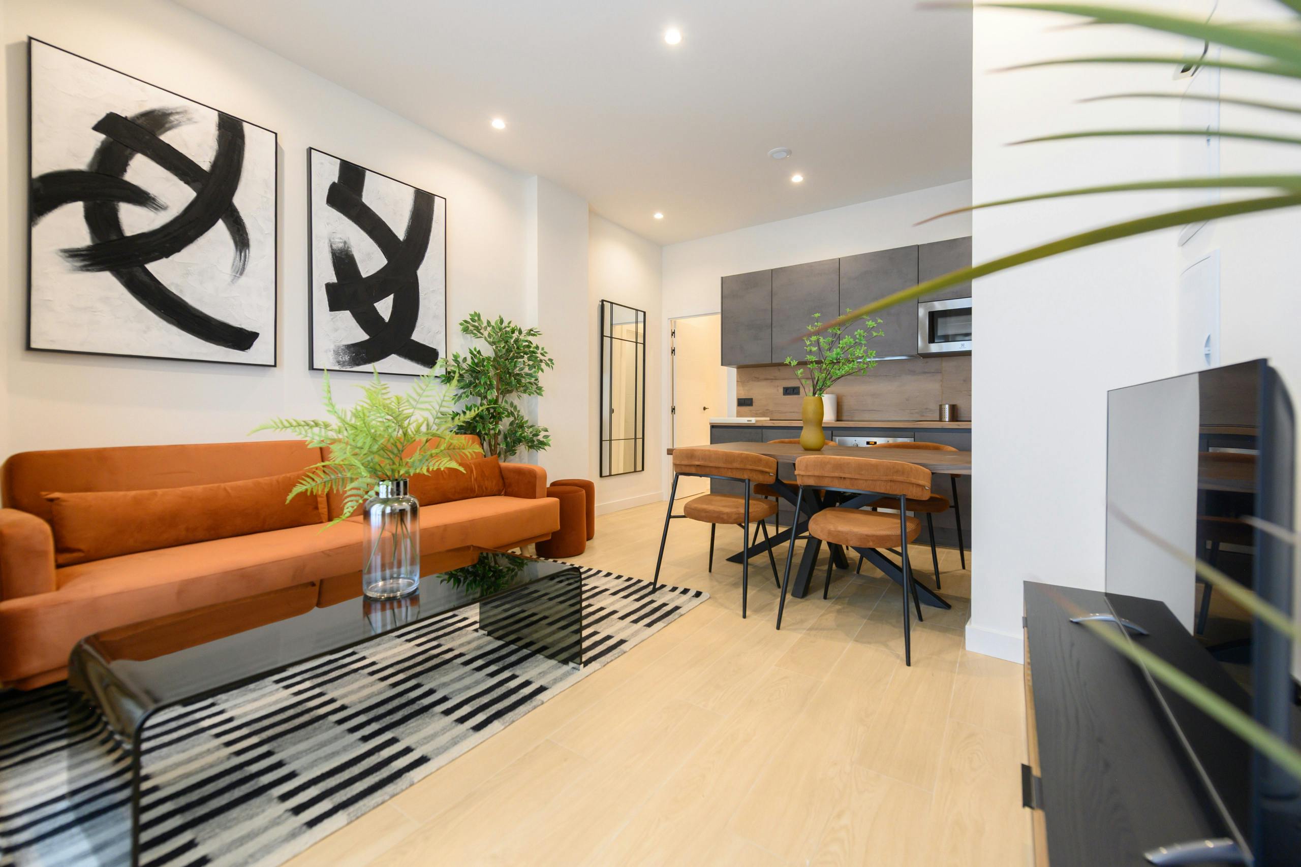 Casa Cava LaLatina: Charming 3-Bedroom Townhouse Rental with Air-Con and Family-Friendly Features, Madrid