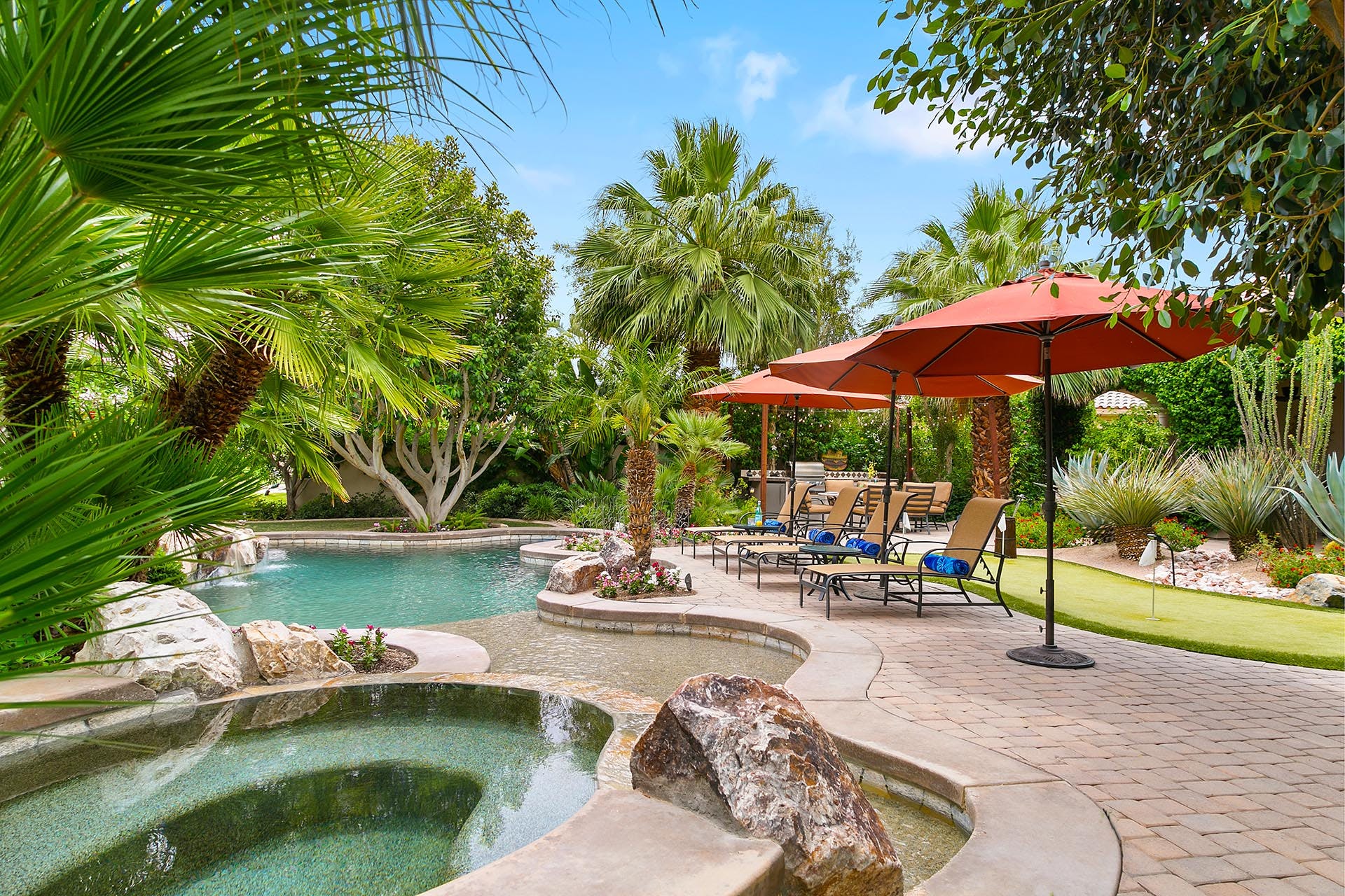 Casa Chuparosa LaQuinta: Spacious 4-Bedroom Apartment with Pool and Hot Tub, La Quinta