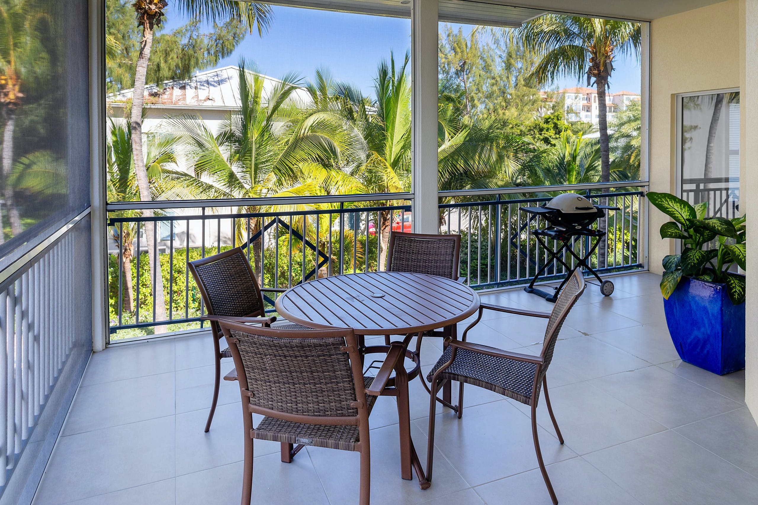 Casa Cocoplum Grace Bay: Modern 3-Bedroom Apartment with Seaview and Pool, Grace Bay