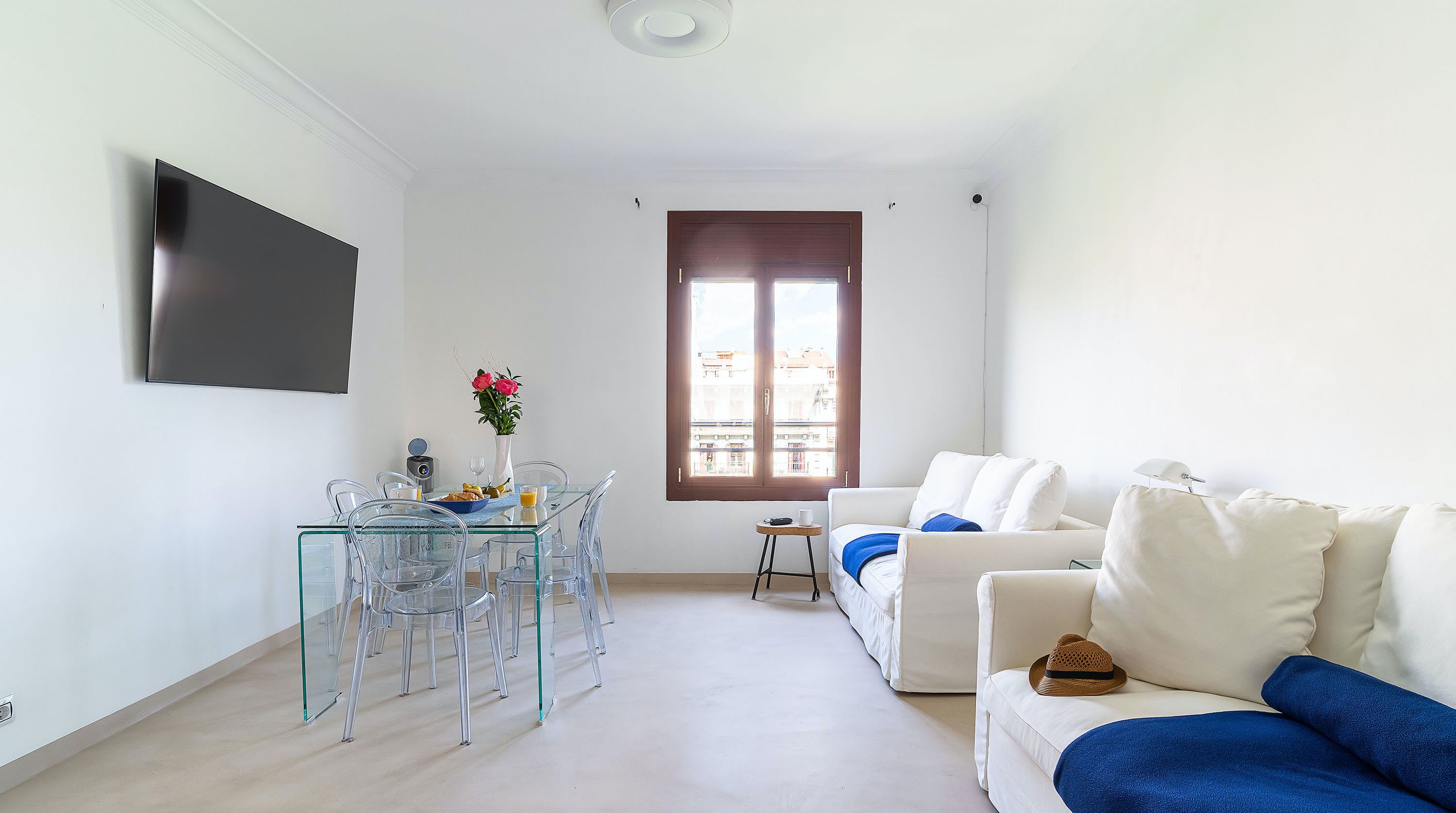 Casa Eixample Sagrada: Spacious 3-Bedroom Apartment Rental with Air-Con in Sagrada Família, Barcelona