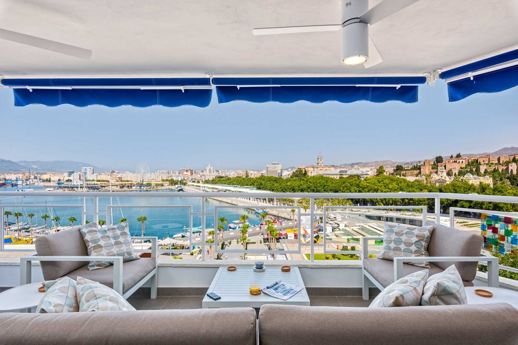 Casa Farola Malagueta: Luxury 3-Bedroom Apartment with Stunning Seaviews, Malaga