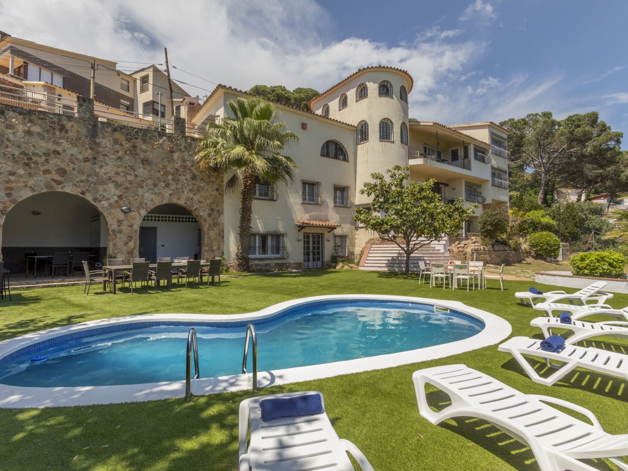 Casa Fenals Lloret Lloret de Mar: Spectacular 8-Bedroom Spanish Villa with Private Pool and Mountain Views near Costa Brava Beaches