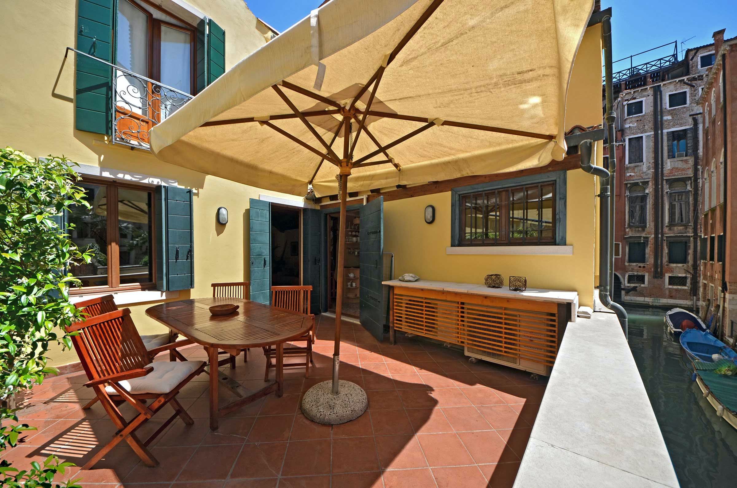 Casa Fondamenta San Marco: Charming 2-Bedroom Apartment with Canal Terrace and Air-Con, San Marco Venice