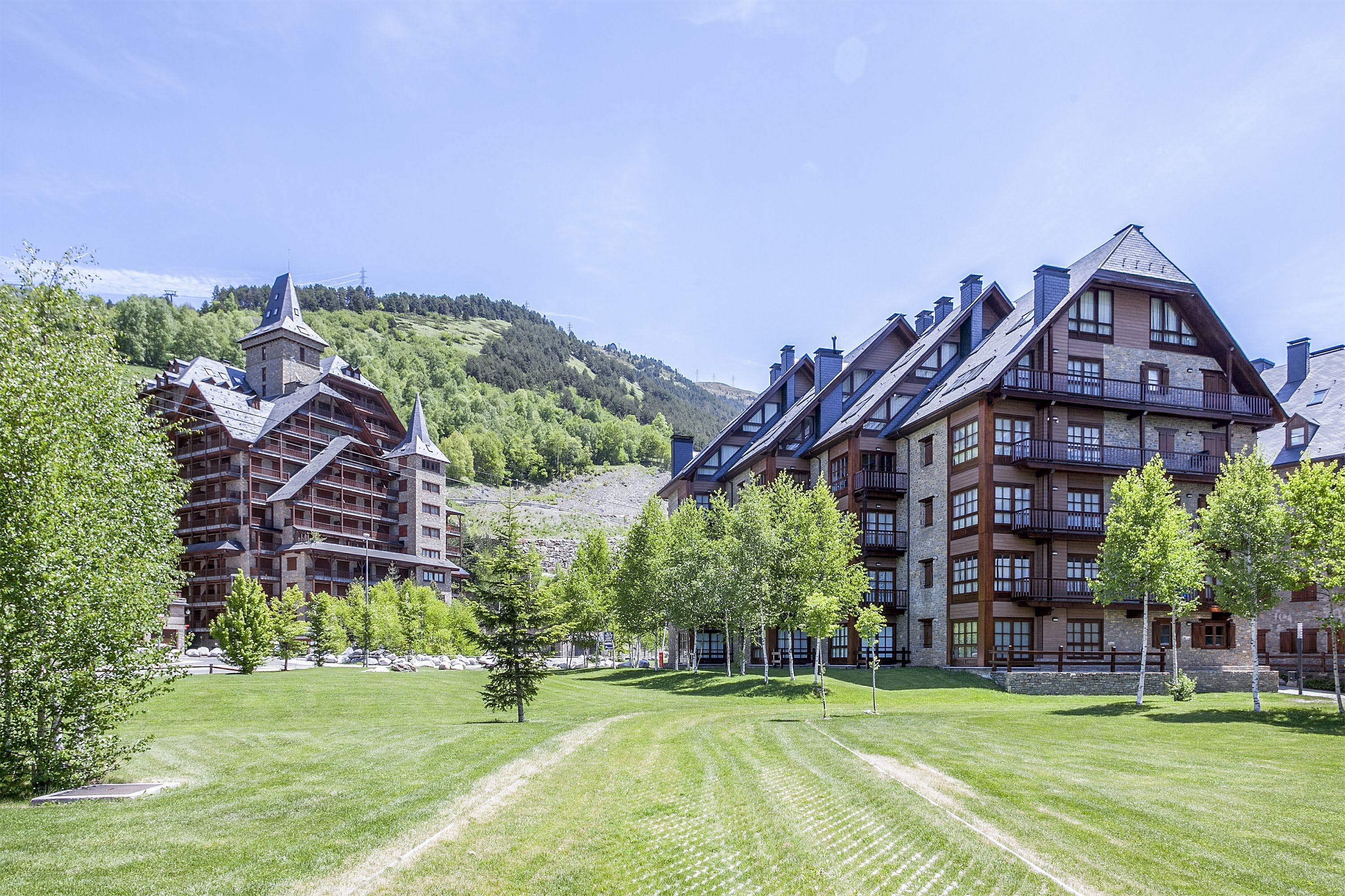 Casa Garonne Baqueira: Charming 2-Bedroom Ski Chalet Apartment with Mountain Views, Val d’Aran