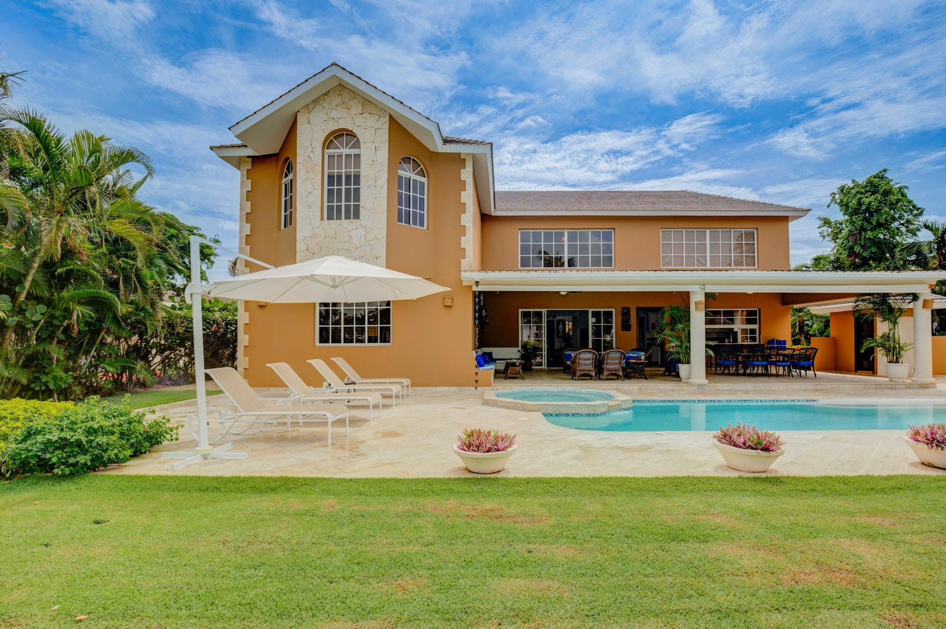 Casa Guaraguao PuntaCana: 4-Bedroom Beachfront Apartment with Pool, Dominican Republic