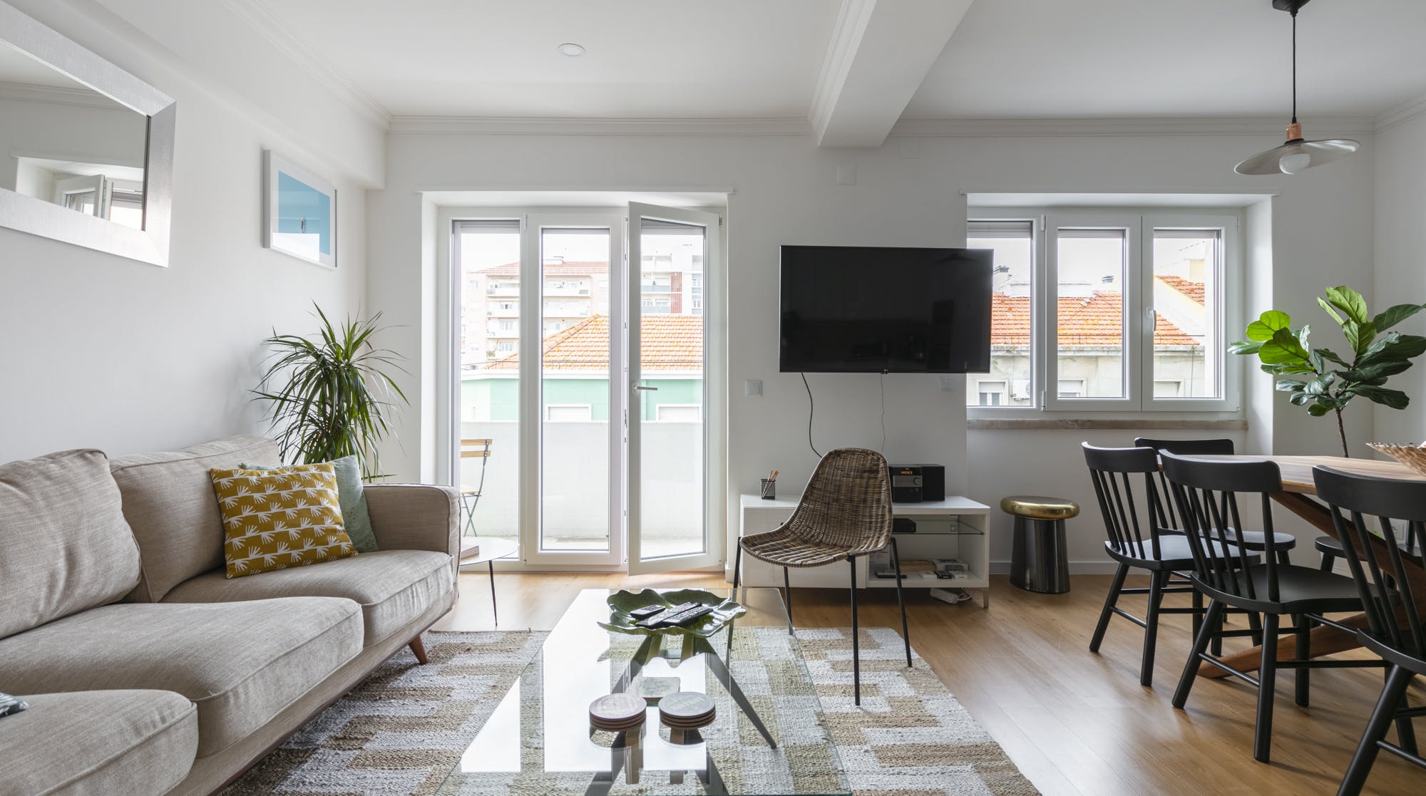 Casa Jacaranda Liberdade: Elegant 4-Bedroom Apartment with Air-Con, Lisbon