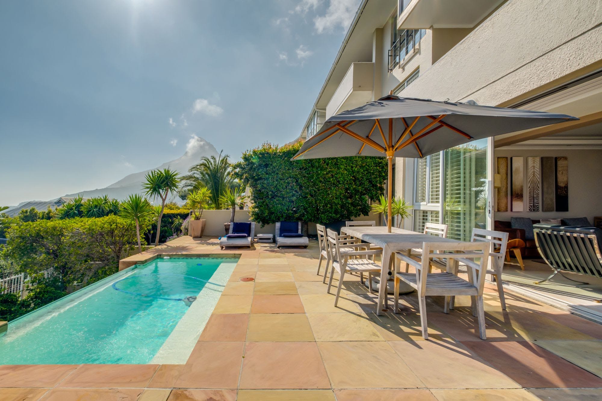Casa Kogelberg Camps Bay: Stylish 2-Bedroom Apartment with Sea Views and Pool, Camps Bay