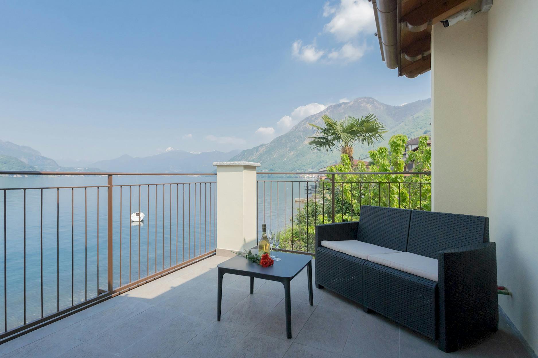 Casa Lariano Lezzeno: Spacious 4-Bedroom Lakefront Apartment with Private Beach, Como