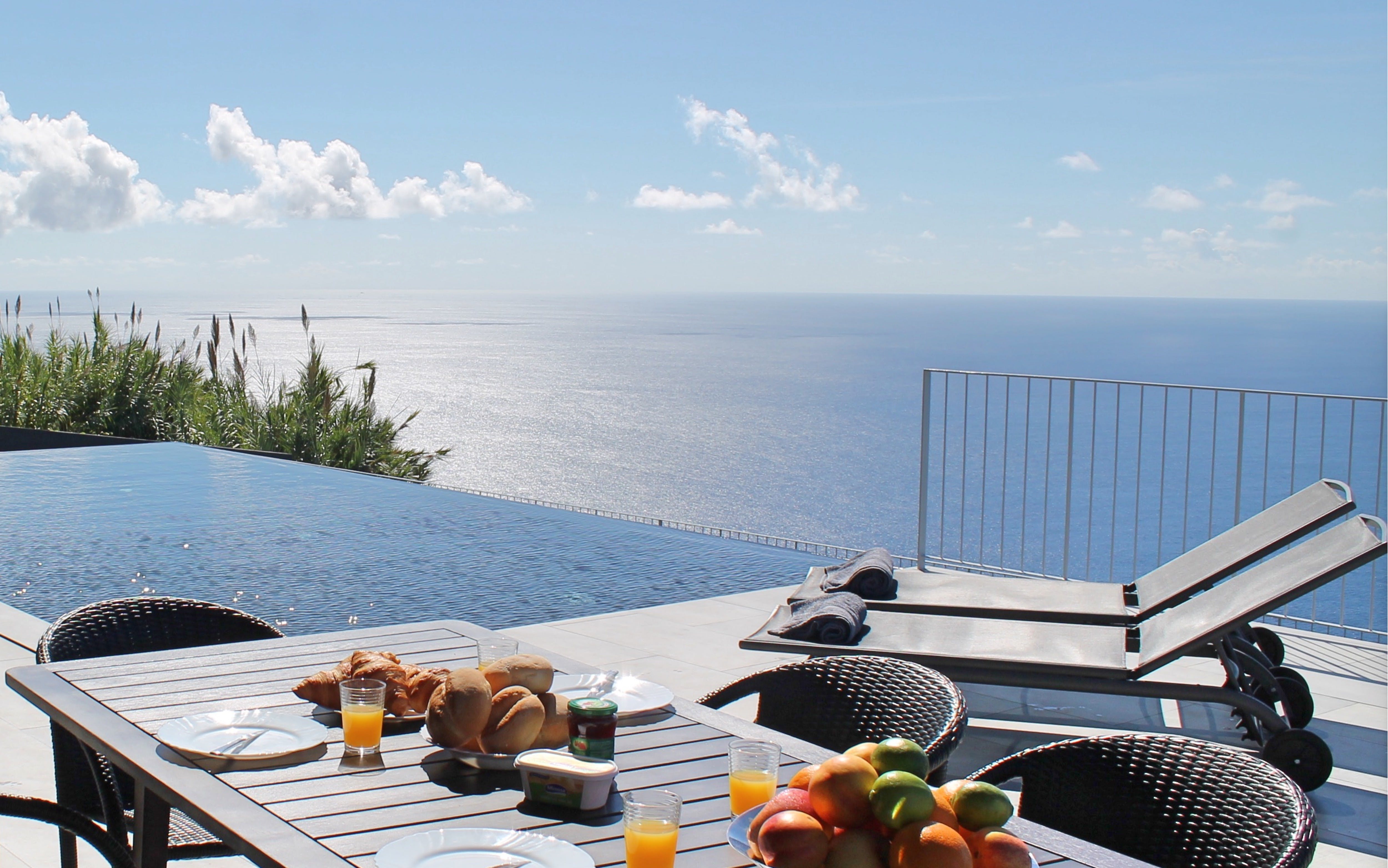 Casa Laurisilva Calheta: Luxury 3-Bedroom Apartment with Infinity Pool and Seaview, Calheta