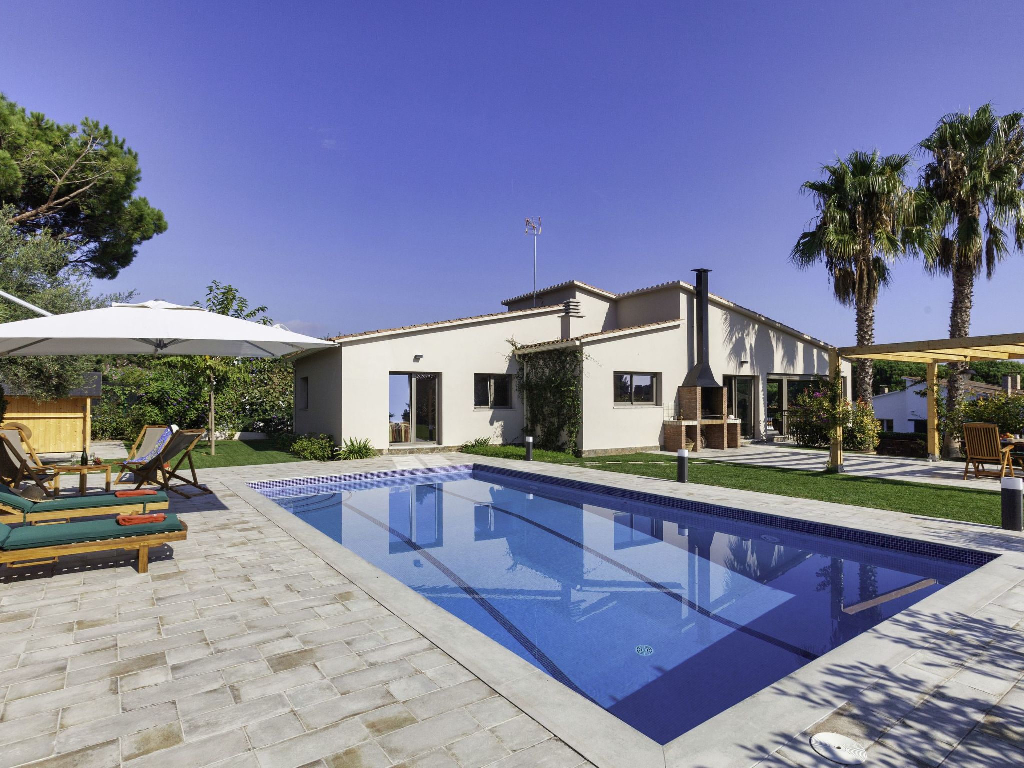 Casa Levante Calonge: Modern 3-Bedroom Villa with Private Pool and Garden near Costa Brava Beach