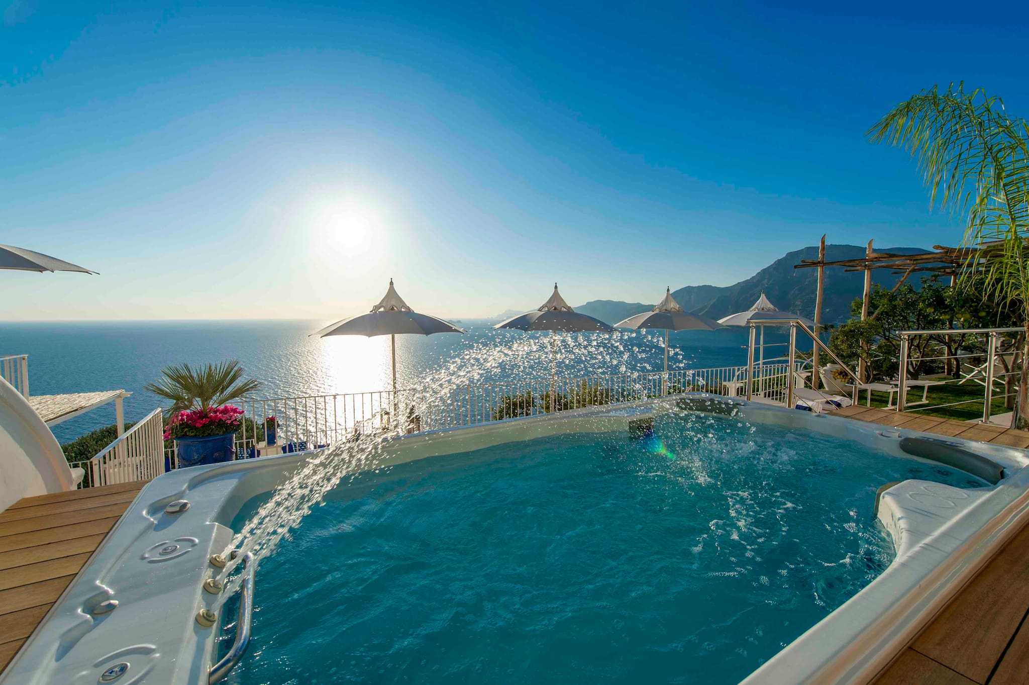 Casa Luminoso Praiano: 3-Bedroom Luxury Apartment with Hot Tub and Seaviews, Praiano