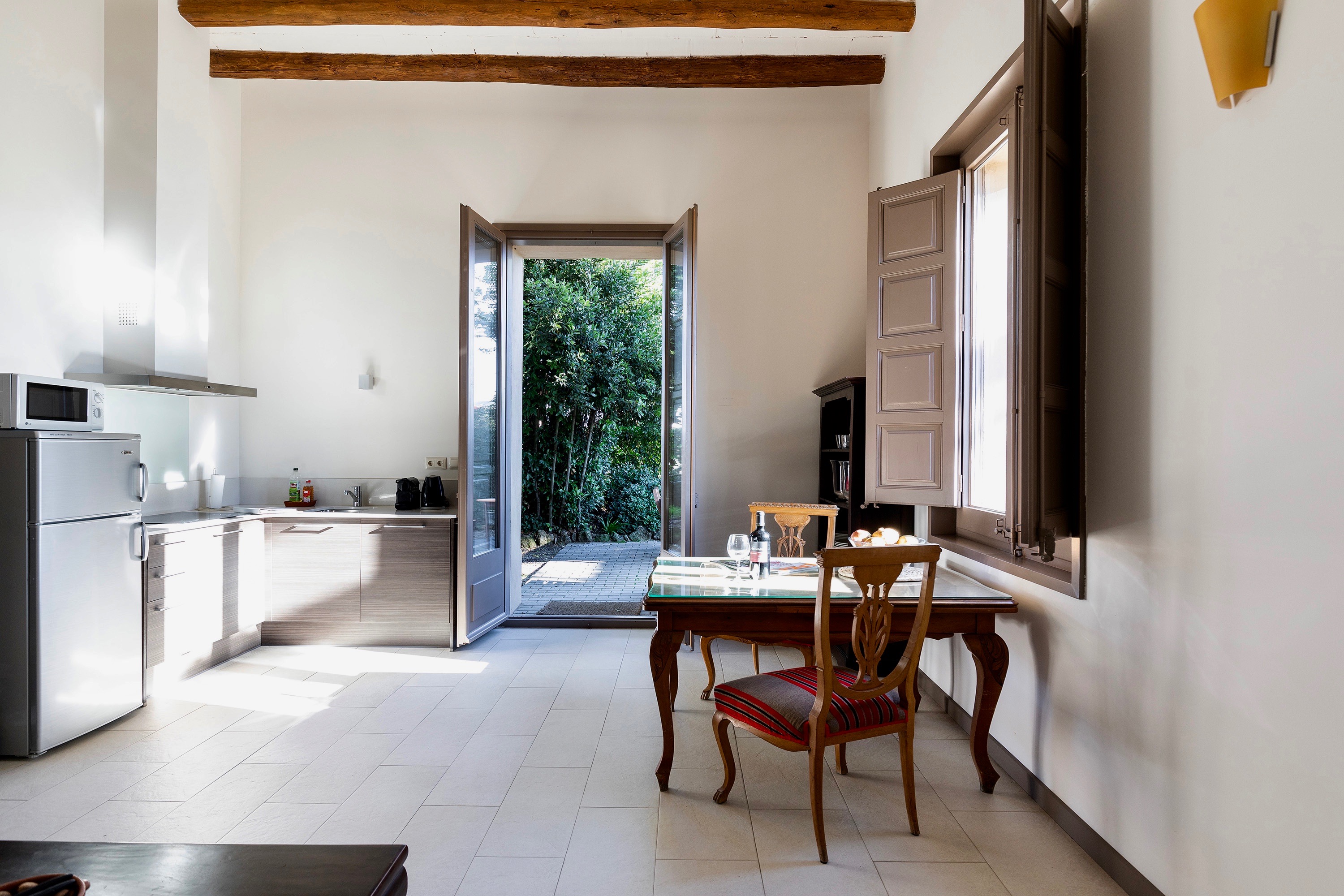 Casa Marqués Claramunt: Charming 1-Bedroom Luxury Apartment with Pool and Tennis Court, Barcelona