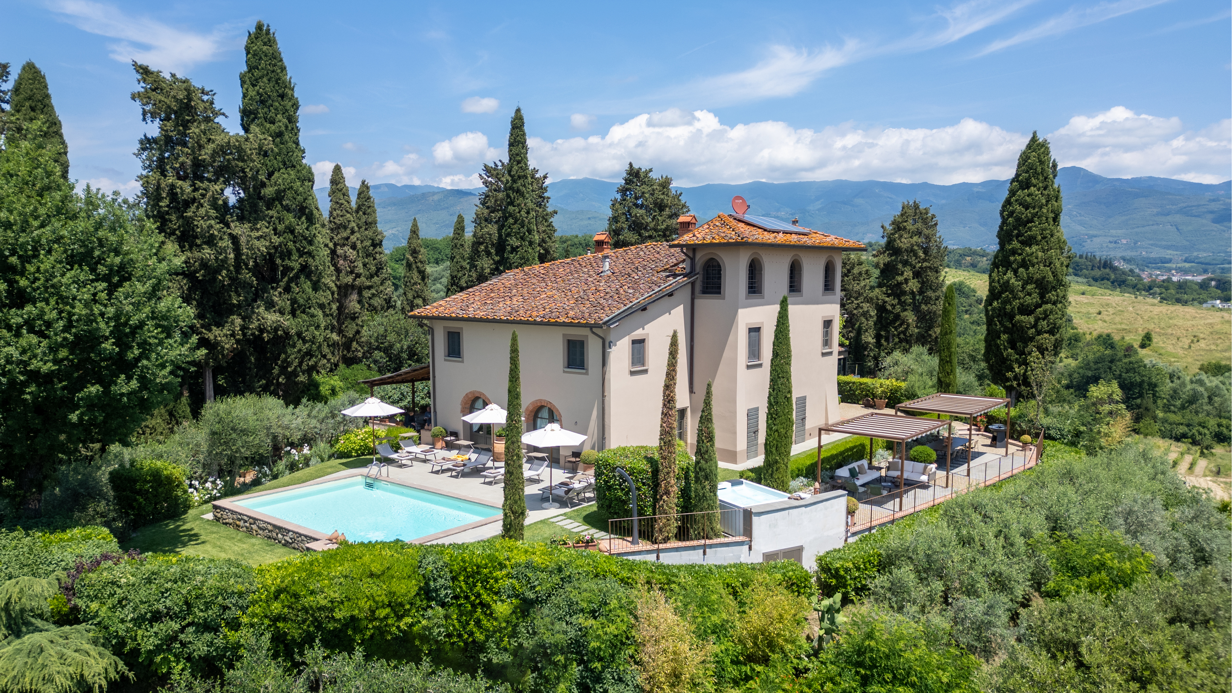 Casa Medici Montevarchi: Luxury 6-Bedroom Apartment with Heated Pool, Tuscany