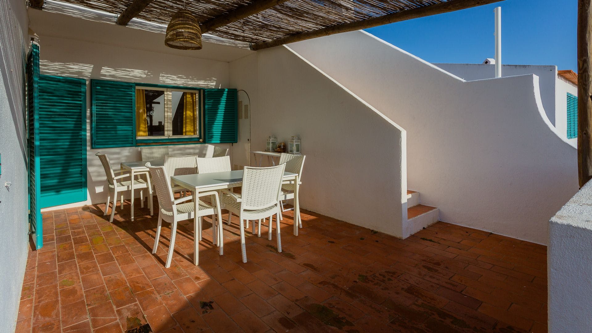 Casa Mexilhoeira Portimao: Spacious 4-Bedroom Apartment with Shared Pool and Tennis Court, Portimao